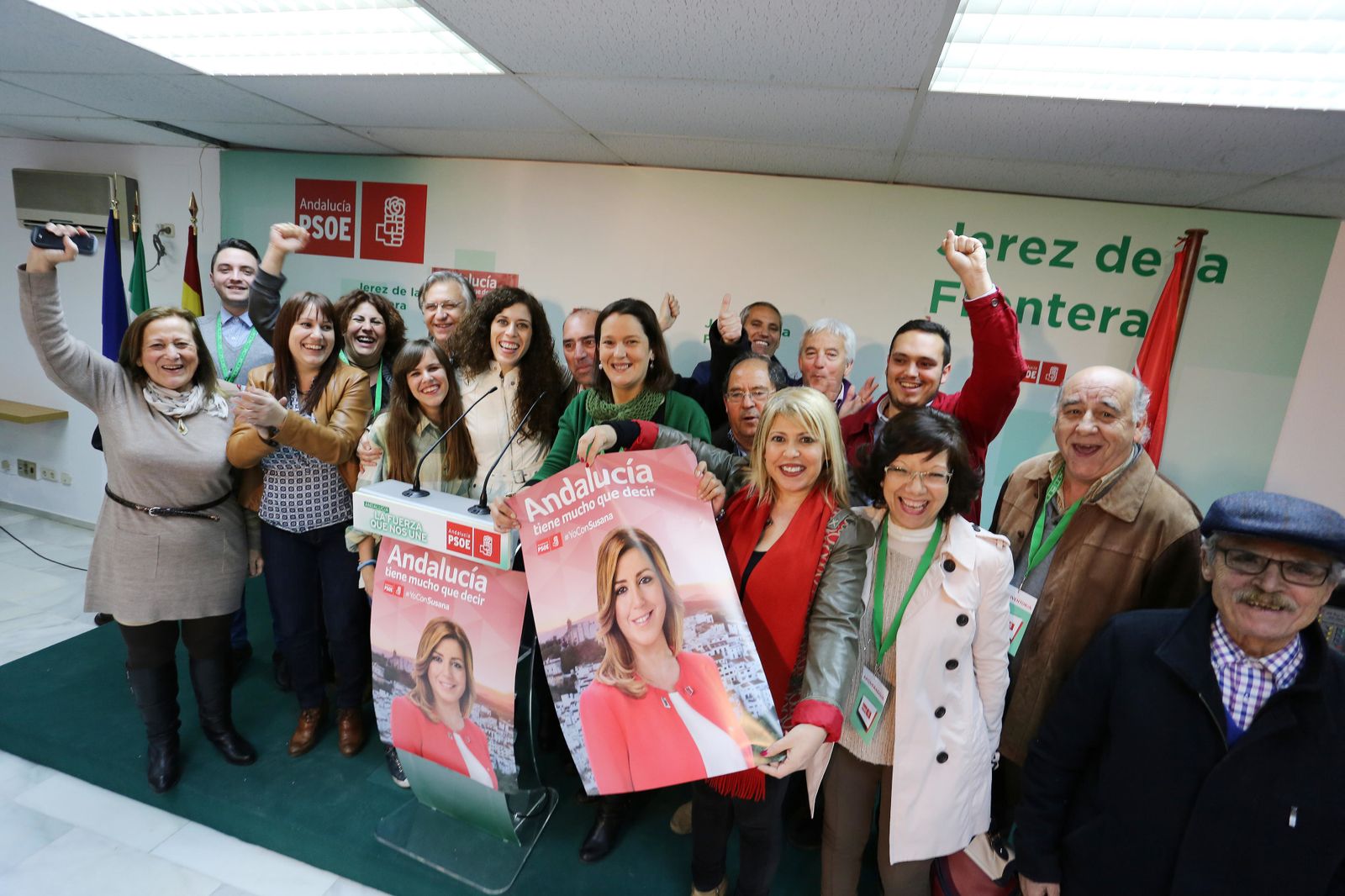 Dirigentes y militantes socialistas celebrando la victoria en las autonómicas de 2015.