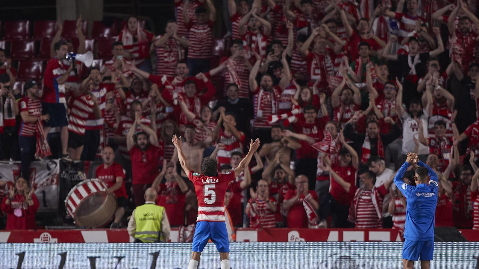 Luis Milla celebró así con la afición el triunfo.