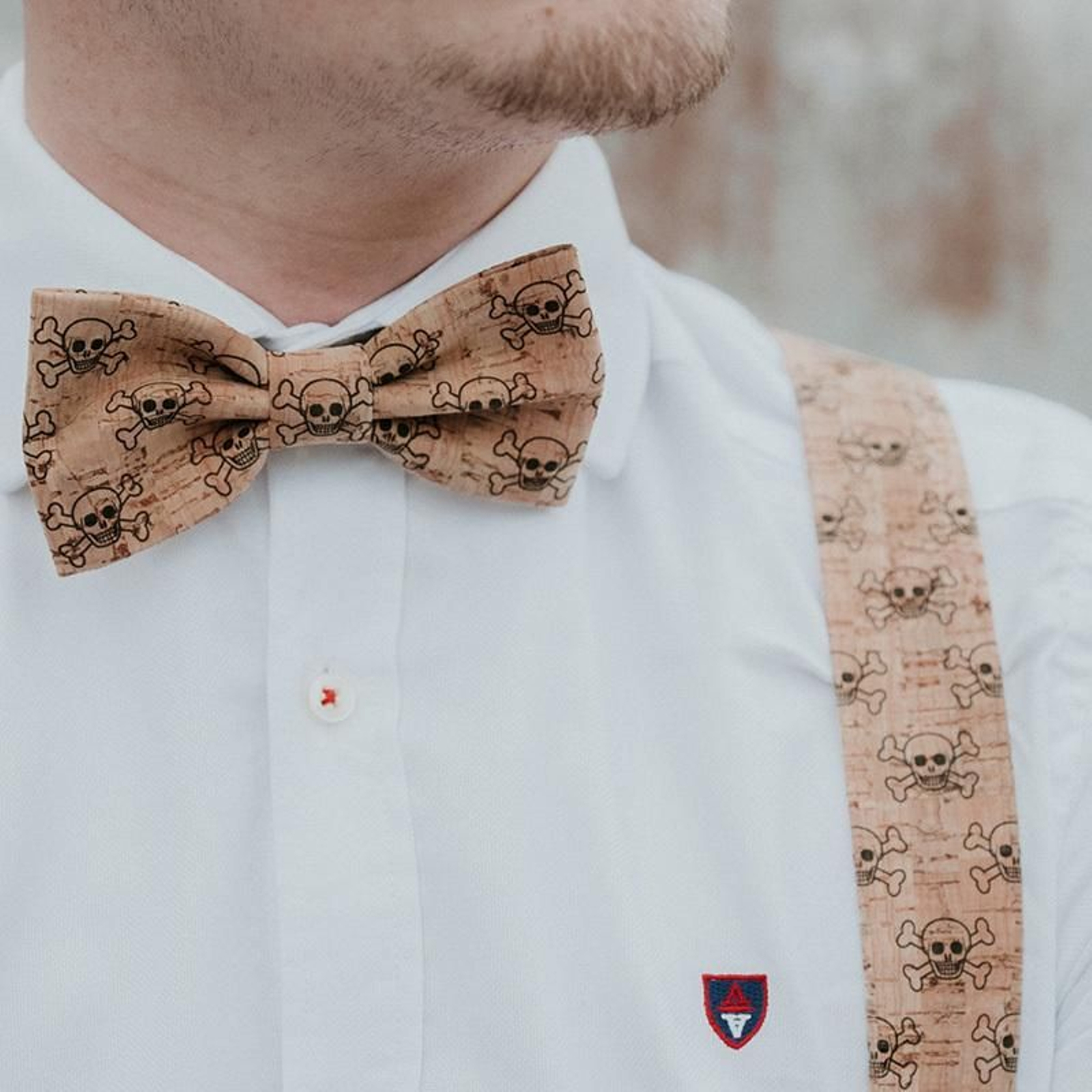 Pajaritas y tirantes de corcho creados artesanalmente en Lora de Estepa por El Mono con Pajarita.