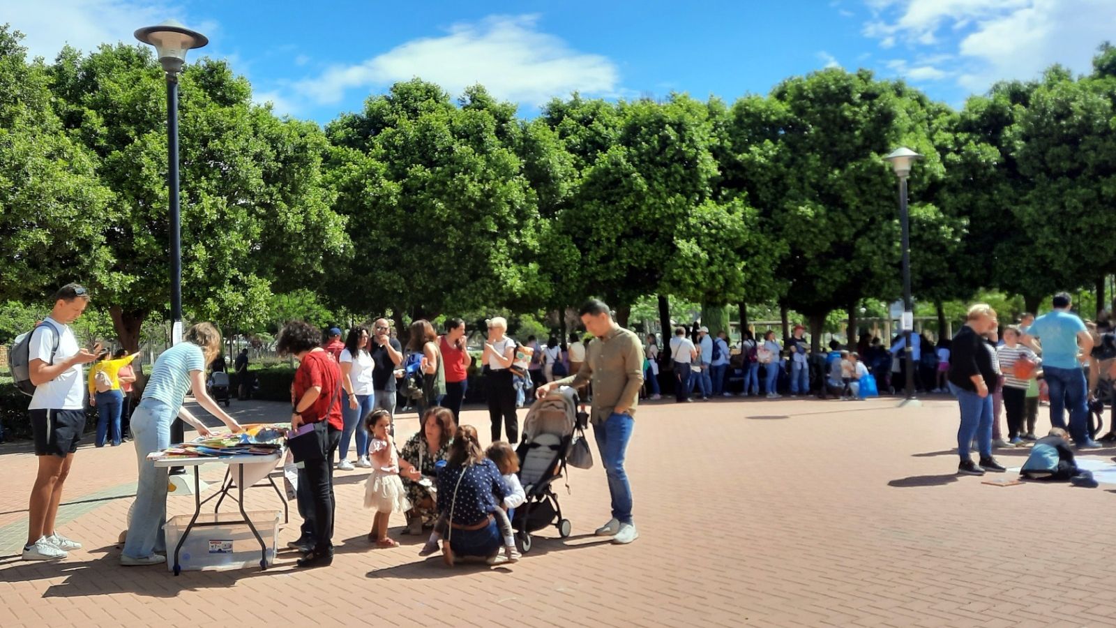Algunos de los participantes en la sentada lectora el pasado sábado.