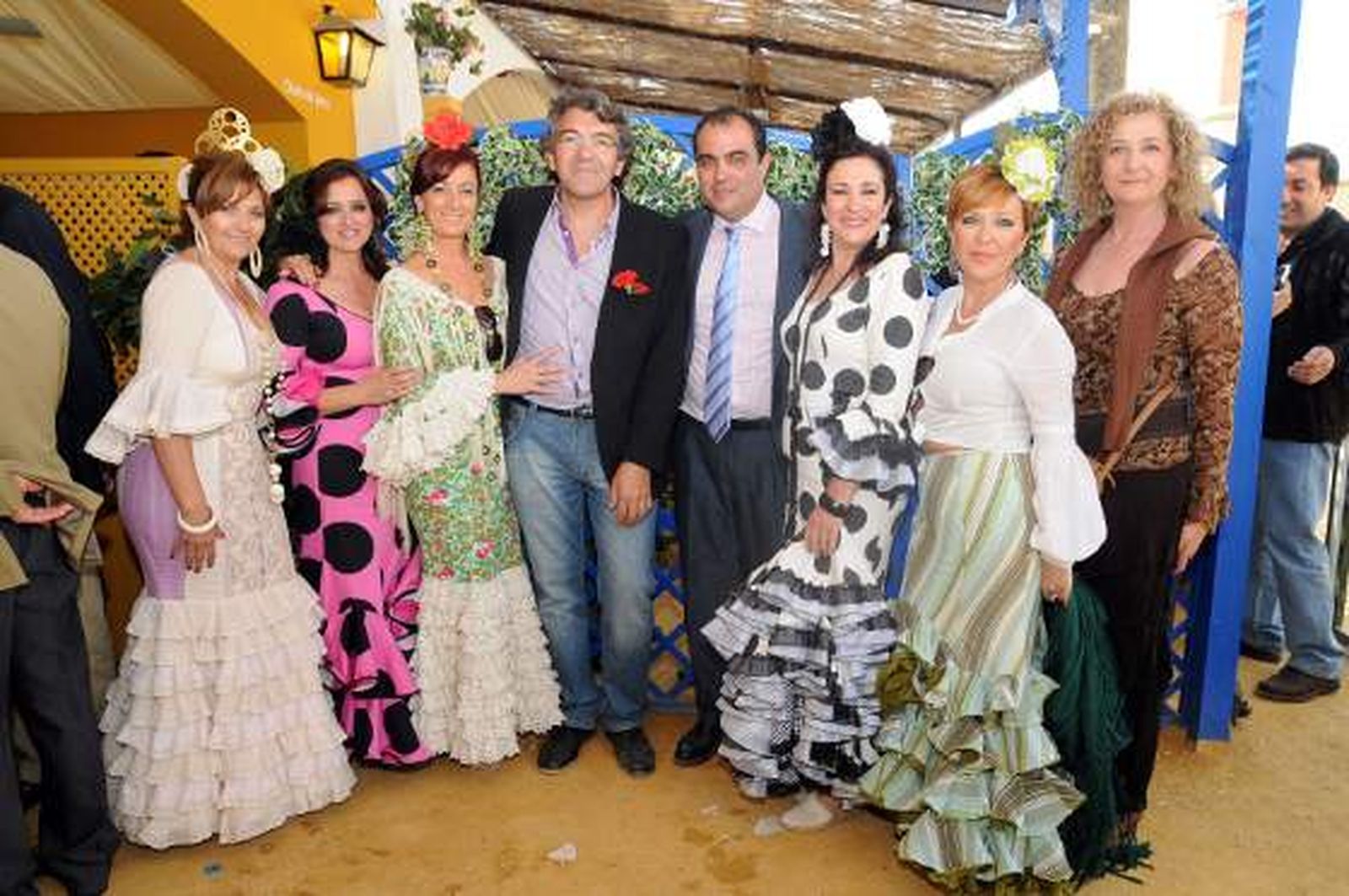 Pedro Grimaldi y David Fernández, con Clara Gómez, Ana Varela, Eva Ostalé, Mari Ángel García, Carmen Rienda y Concha Avilés.

Foto: Manuel Mateo