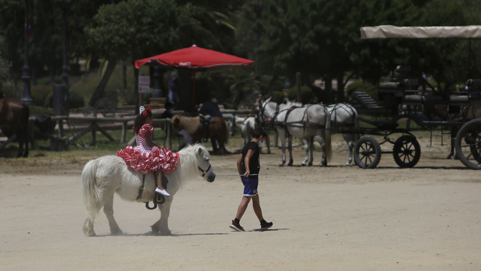 Imágenes de un viernes de Rocío sin romería