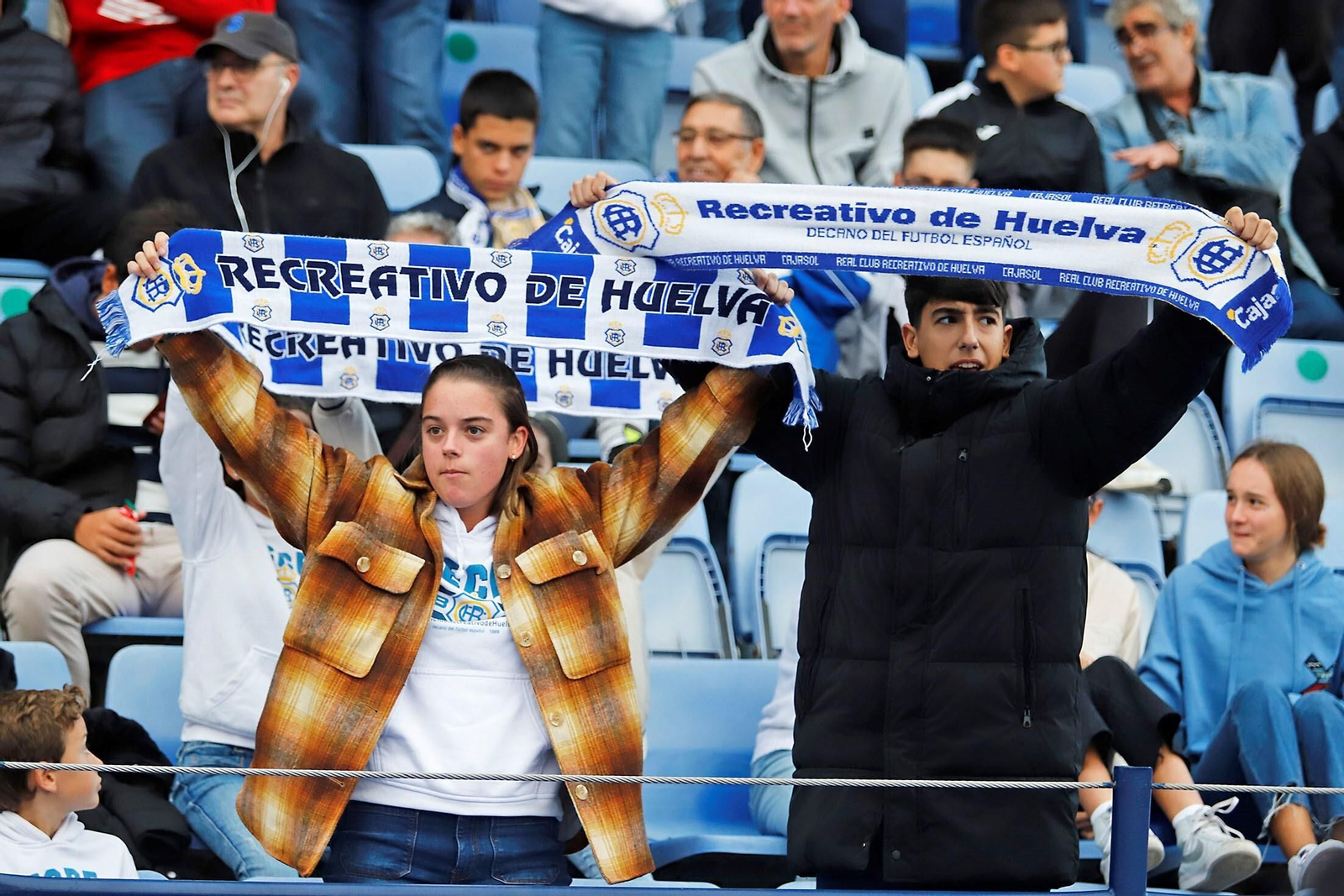 Aficionados del Recre con sus bufandas.