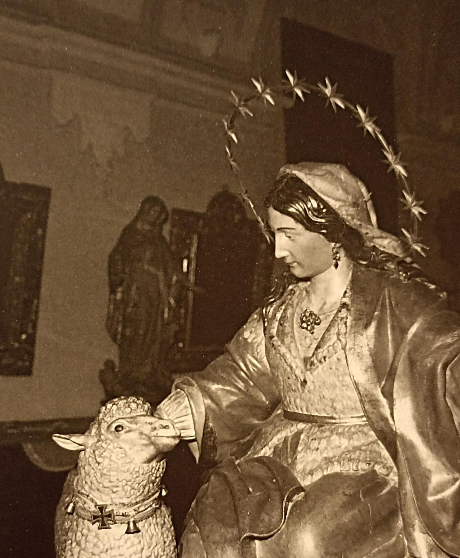 La Divina Pastora, en una imagen facilitada por su cofradía, con uno de sus corderos portando la Cruz de Hierro del comandante Román.