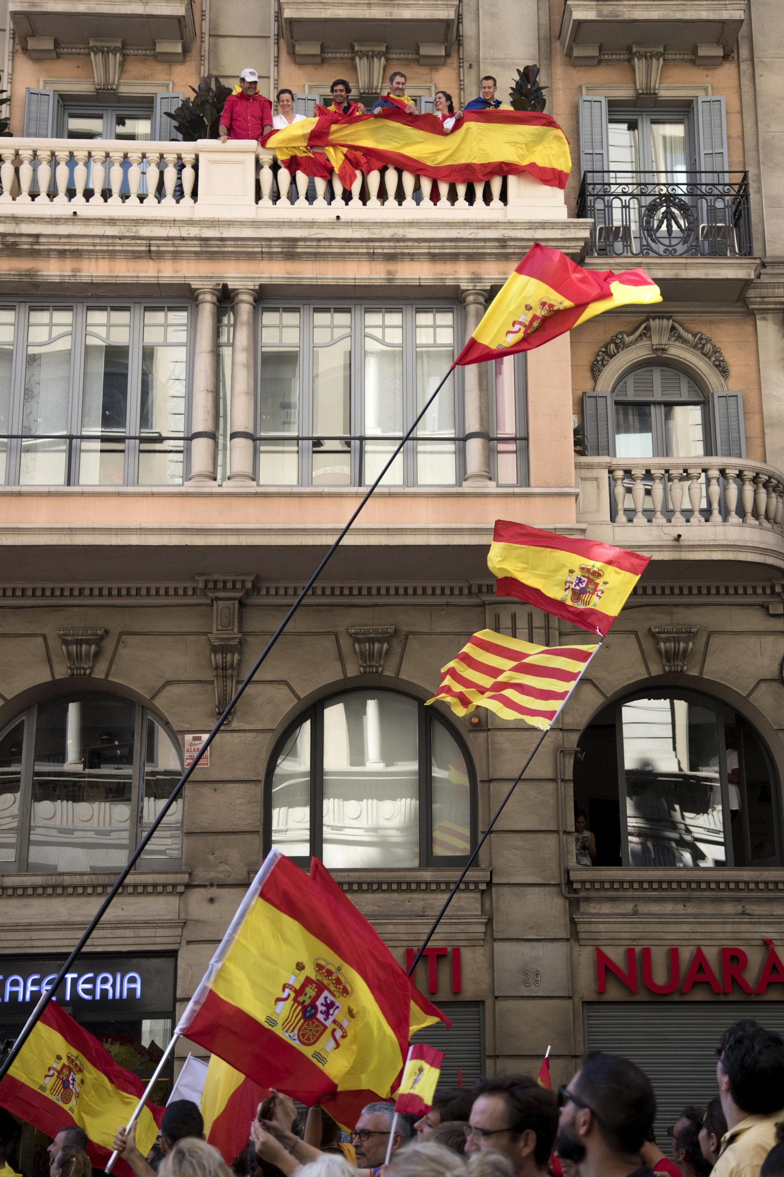 Banderas de España y de Cataluña.