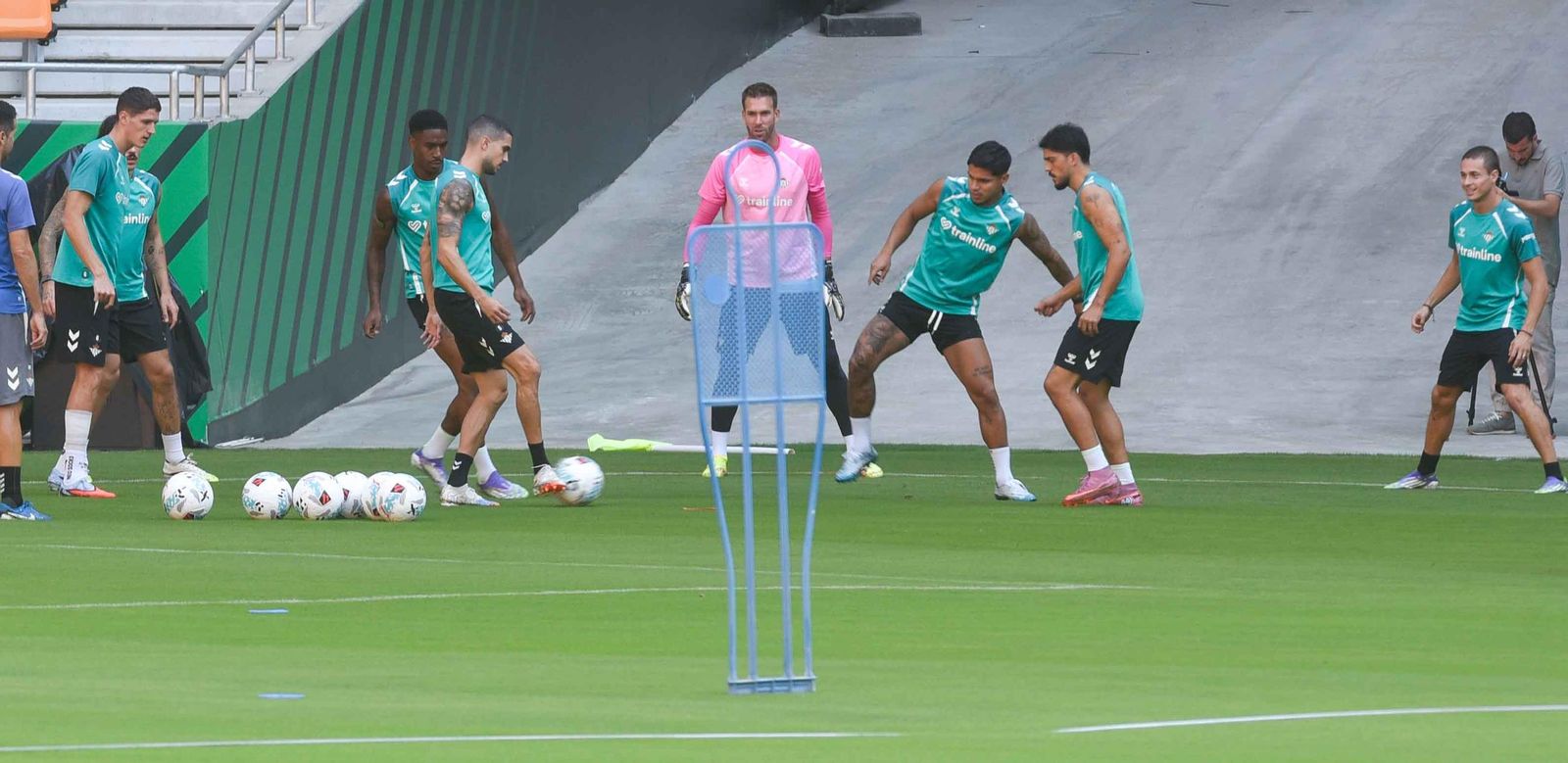 Imágenes del primer entrenamiento del Betis en el Estadio de la Cartuja