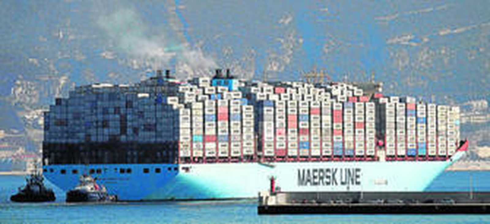 Un portacontenedores, saliendo del puerto de Algeciras el pasado mes de enero.