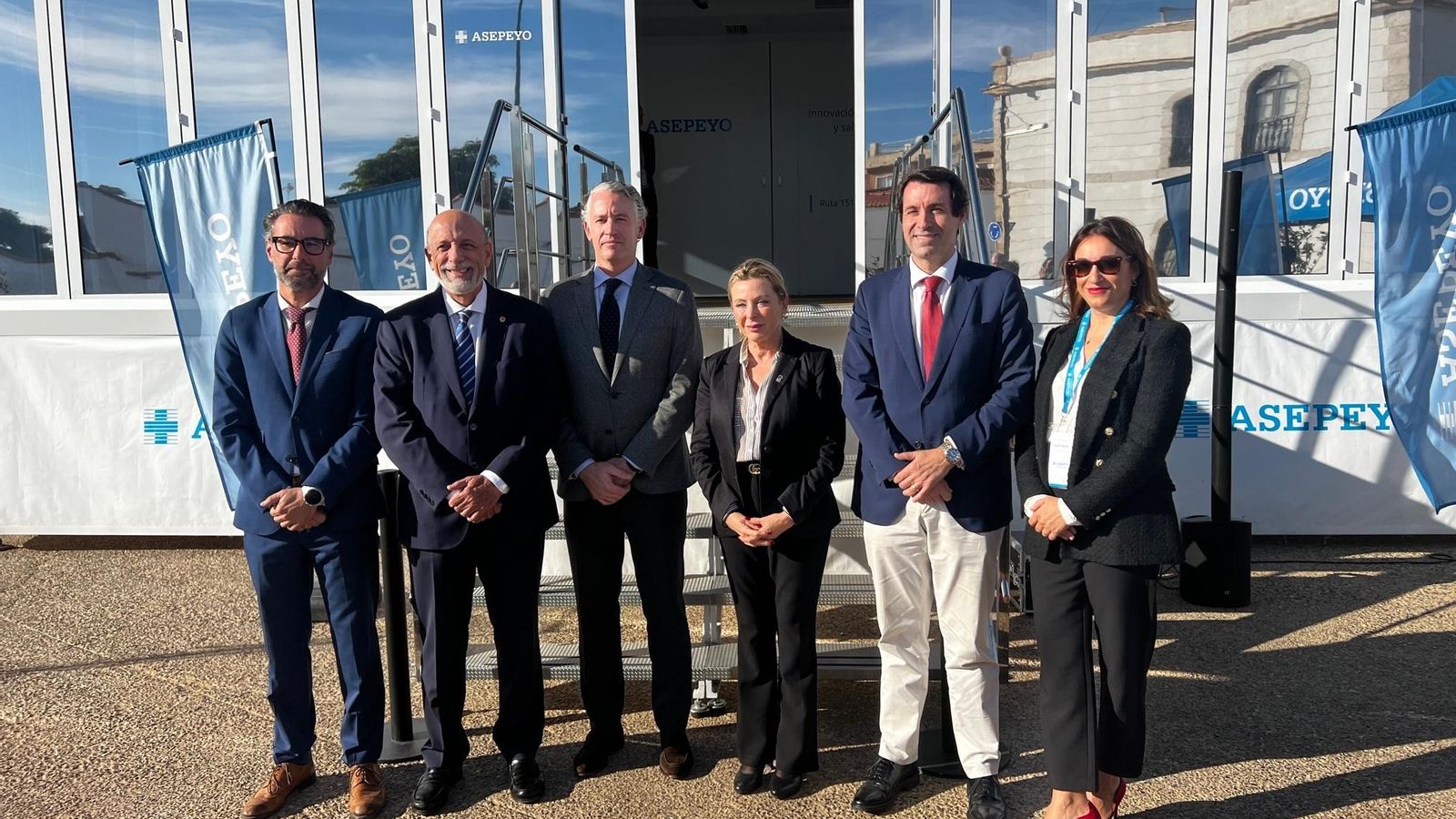 La exposición de Asepeyo junto a la Farola de Málaga.