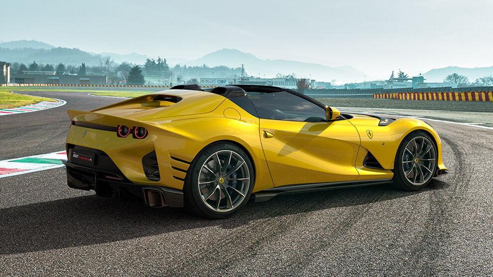 Con una versión Aperta con techo targa aún más exclusivo