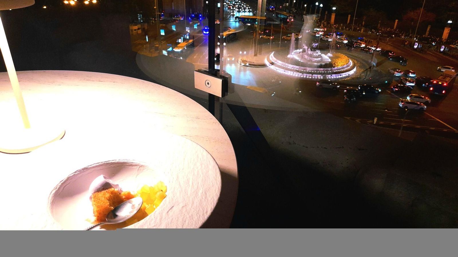 Helado de violetas en la terraza del restaurante Cornamusa con vista a la plaza de Cibeles