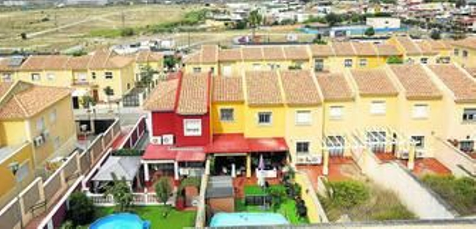 Varias de las viviendas de la urbanización Villas Arenal.