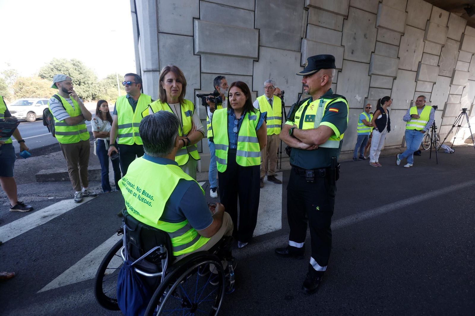 En imágenes, la campaña "No corras, no bebas, no cambies de rueda", de la Guardia Civil, DGT y Aspaym Córdoba.