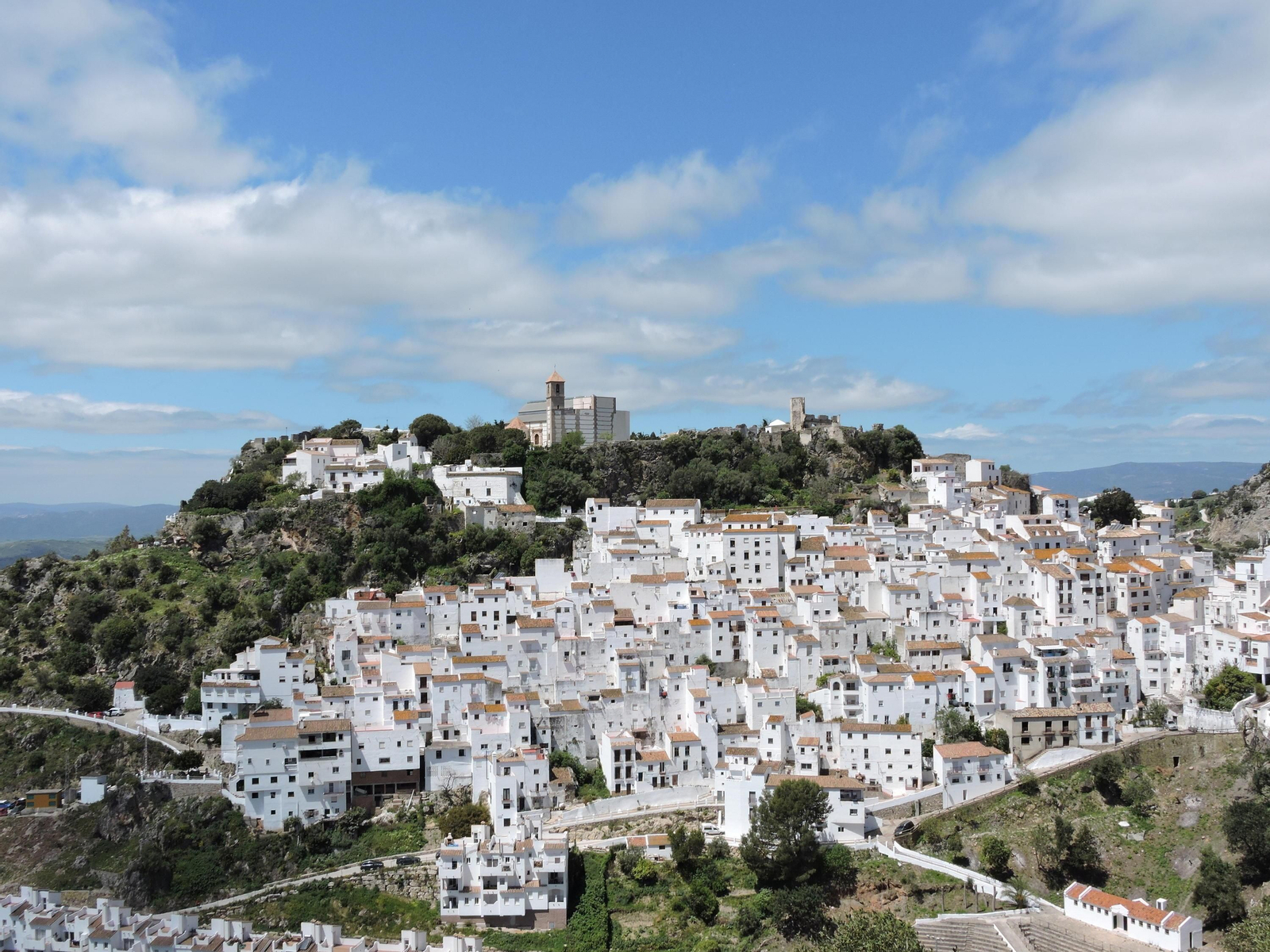 Casares cuenta con un parking para caravanas y campers a sus afueras. Casares cuenta con un parking para caravanas y campers a sus afueras.