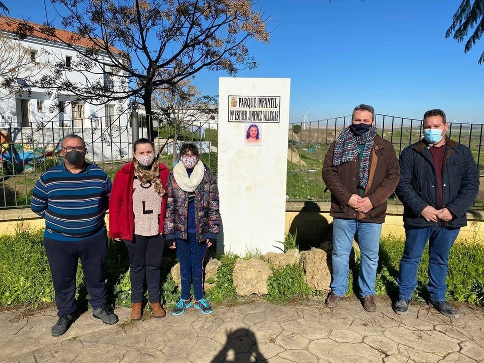 Los padres y la hermana de Esther junto alcalde.