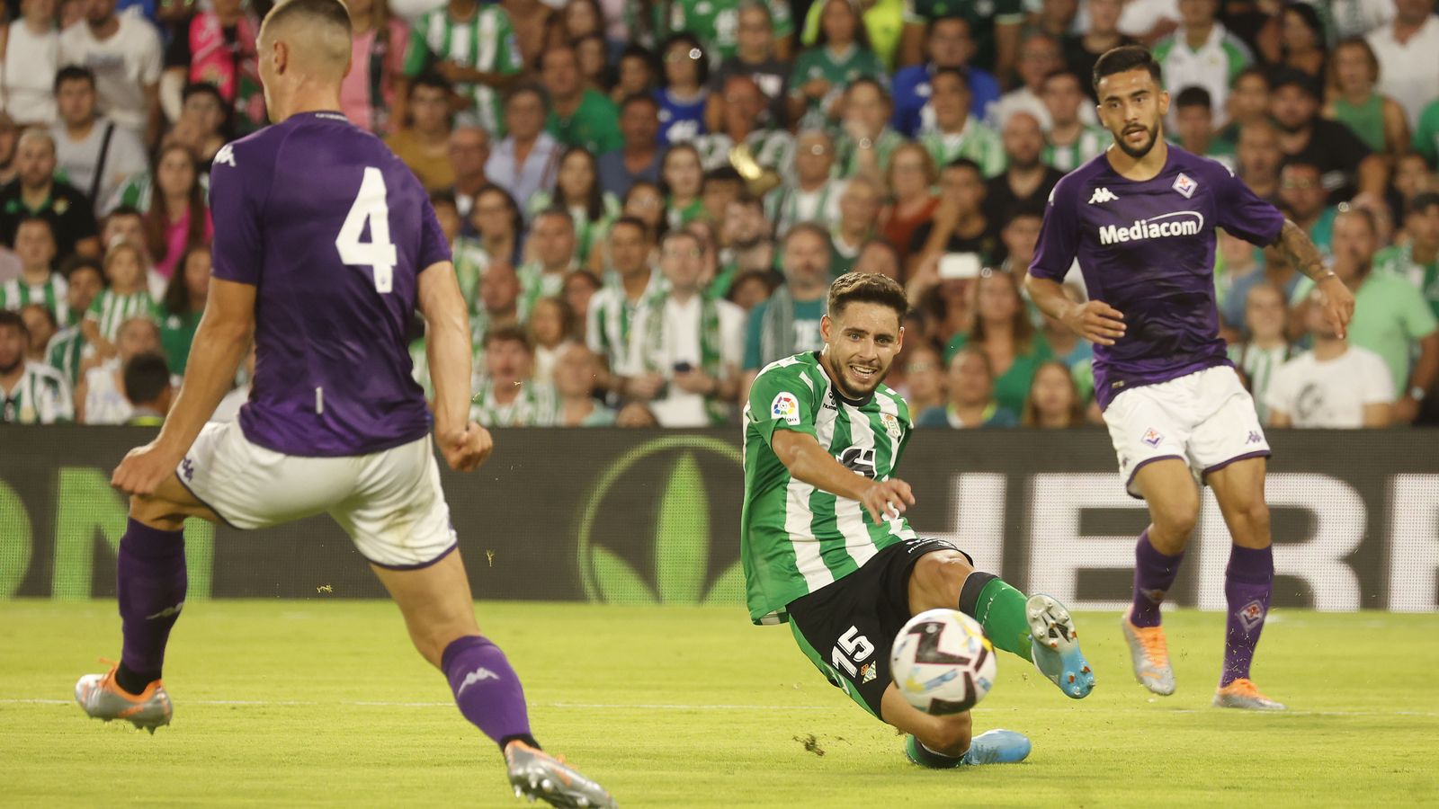 Álex Moreno mete un pase ante Milenkovic.