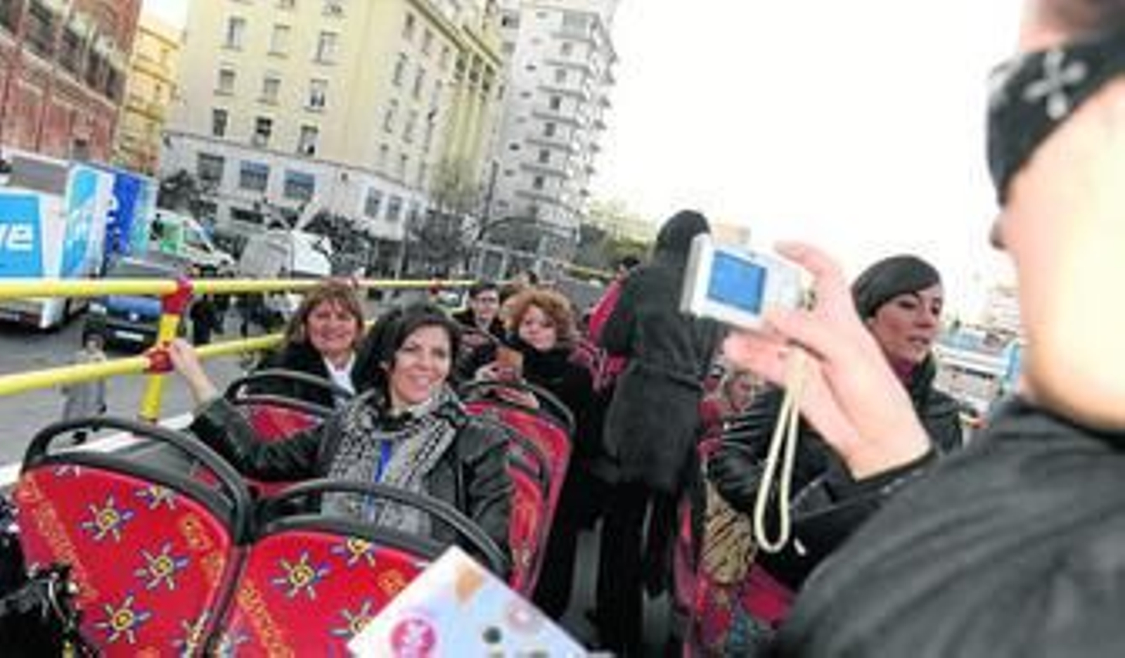 Participantes del Foro de la Mujer se fotografían en el autobús panorámico.