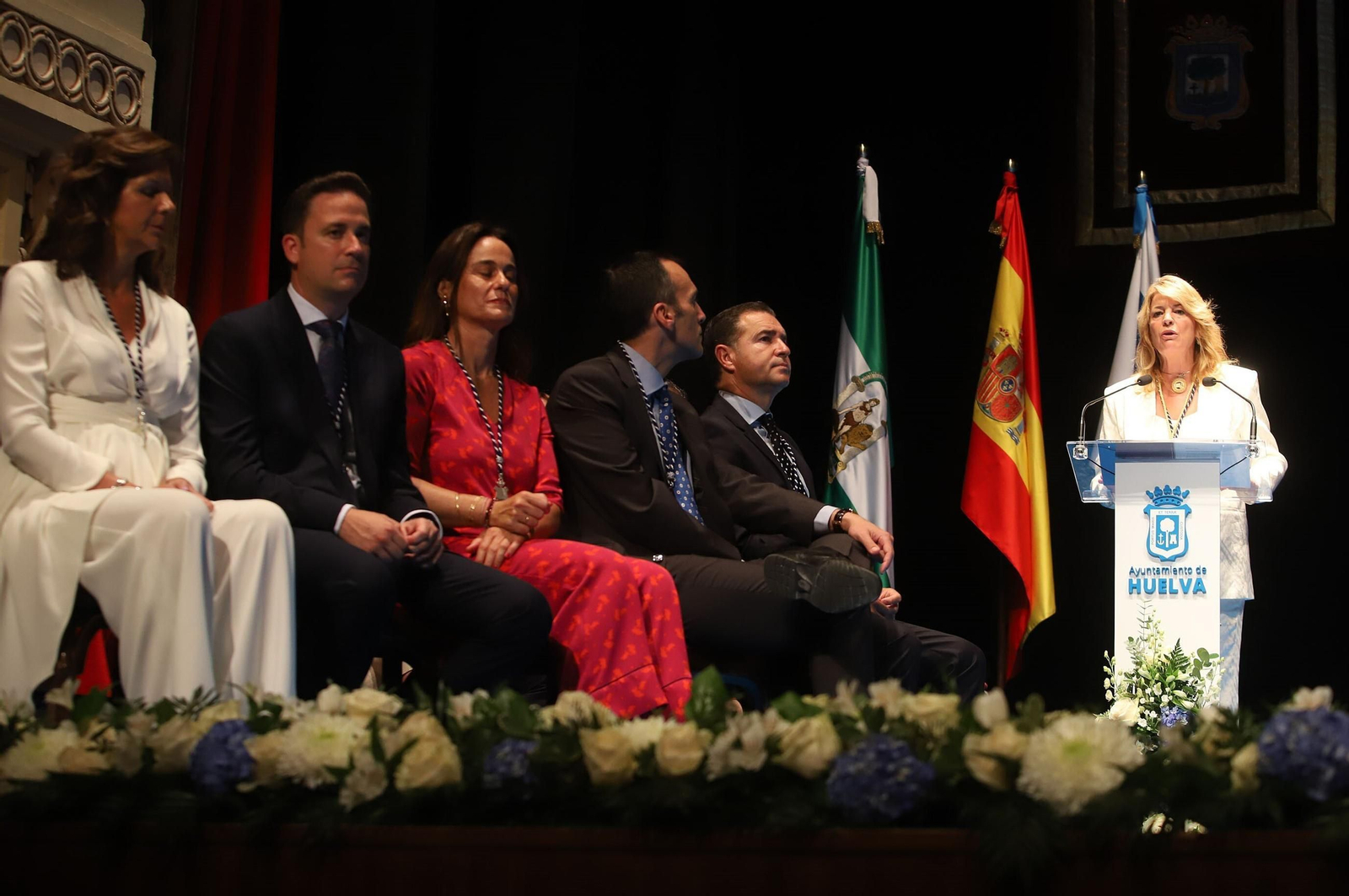 La alcaldesa y parte del equipo de gobierno en un acto solemne.