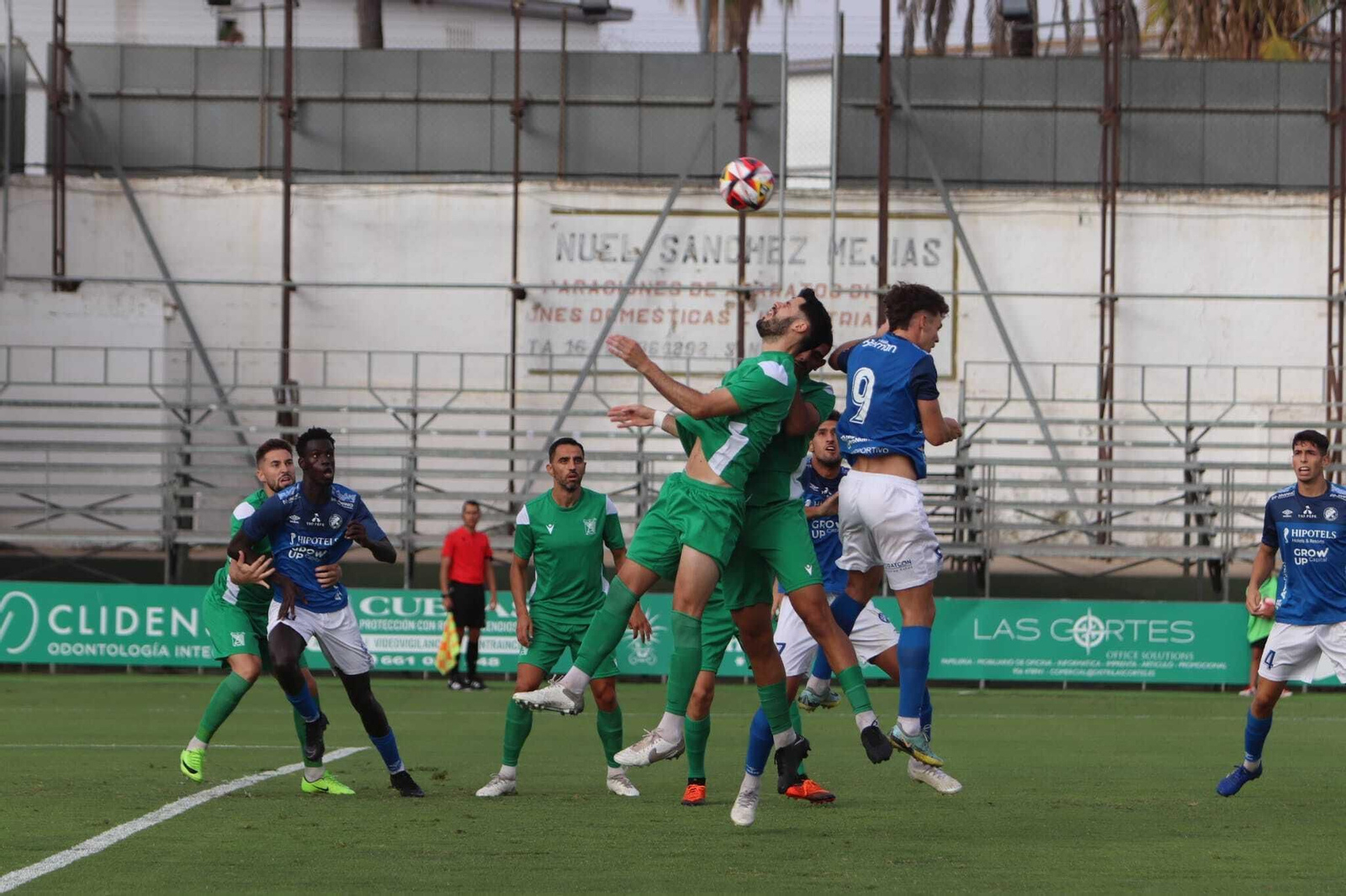 Friaza salta con un defensor del Sanluqueño ante la mirada de Cheikh.