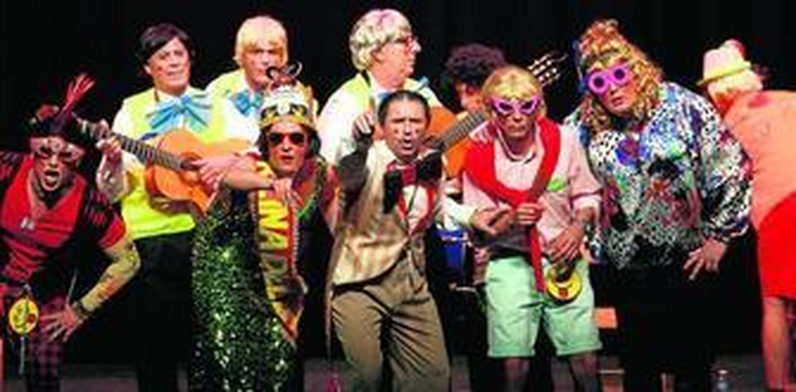 1. La murga Los del limbo, de Ayamonte, durante su actuación en el Gran Teatro de Huelva. 2. La comparsa Calle Alegría, de Punta Umbría. 3. La comparsa El Barrio Obrero, de Huelva. 4. Público aplaudiendo desde un palco a una de las agrupaciones participantes. 5. Integrantes de la murga Esta noche la cogemos, de Alcalá de Guadaíra (Sevilla). 6. Componentes de la comparsa Los exiliaos de un planeta arruinao, de Coria del Río (Sevilla).