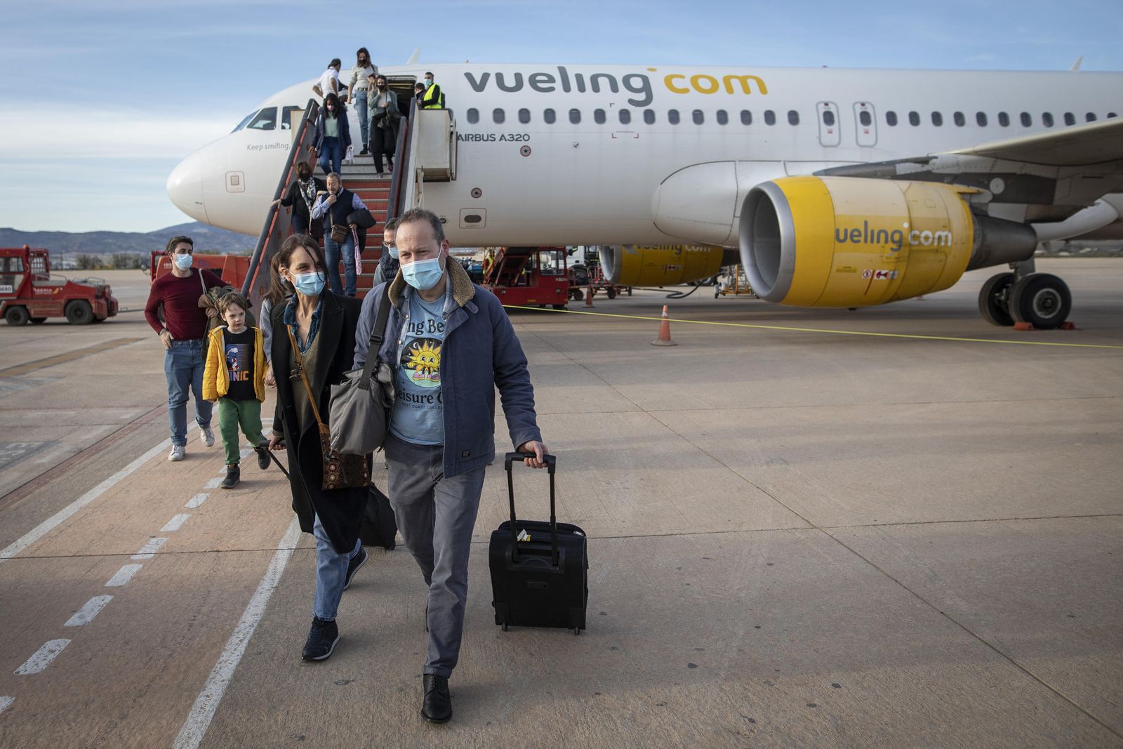 Pasajeros de la línea Londres-Granada se bajan del avión en el aeropuerto granadino
