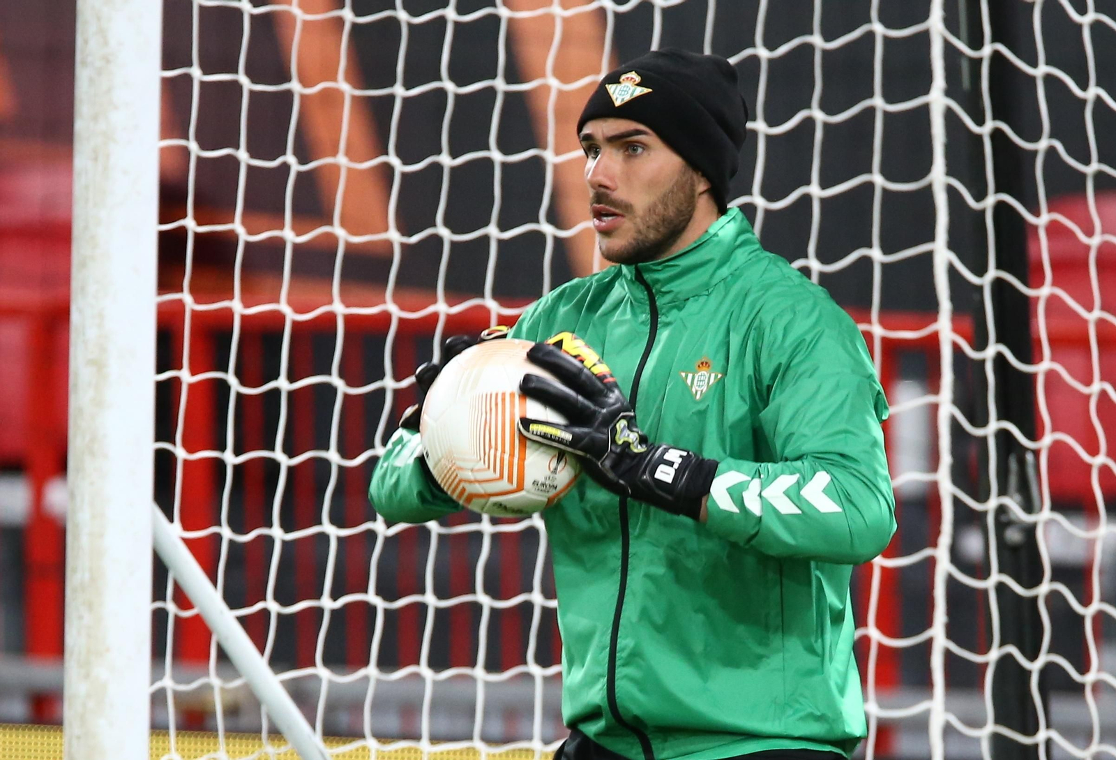 Dani Martín, en un calentamiento con el Betis antes de un partido europeo.
