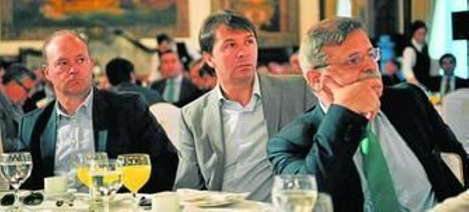 Pepe Mel, Vlada Stosic y José Antonio Bosch escuchan con suma atención el discurso del presidente del Betis en el hotel Alfonso XIII.