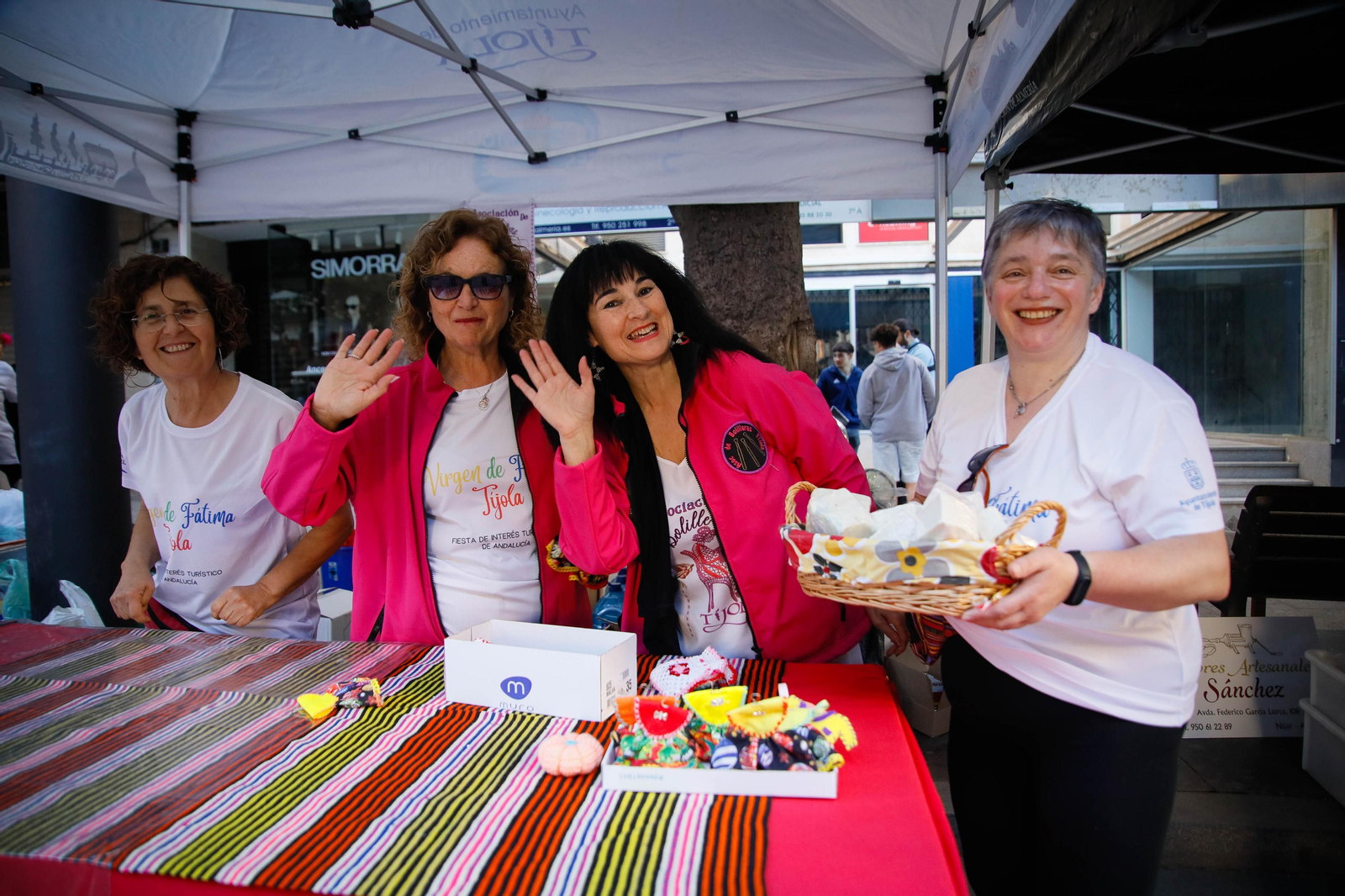 Así es la alfombra de serrín de 60 metros en el Paseo de Almería, en imágenes.