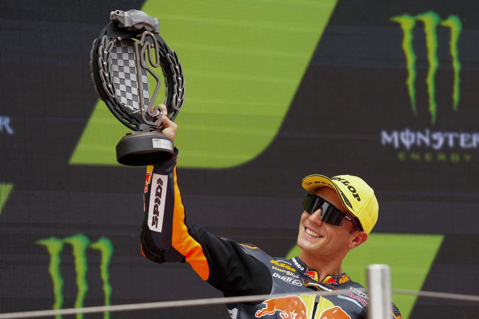 Las cariñosas fotos de Piqué, Clara Chía en el Mundial de Motos en Montmeló