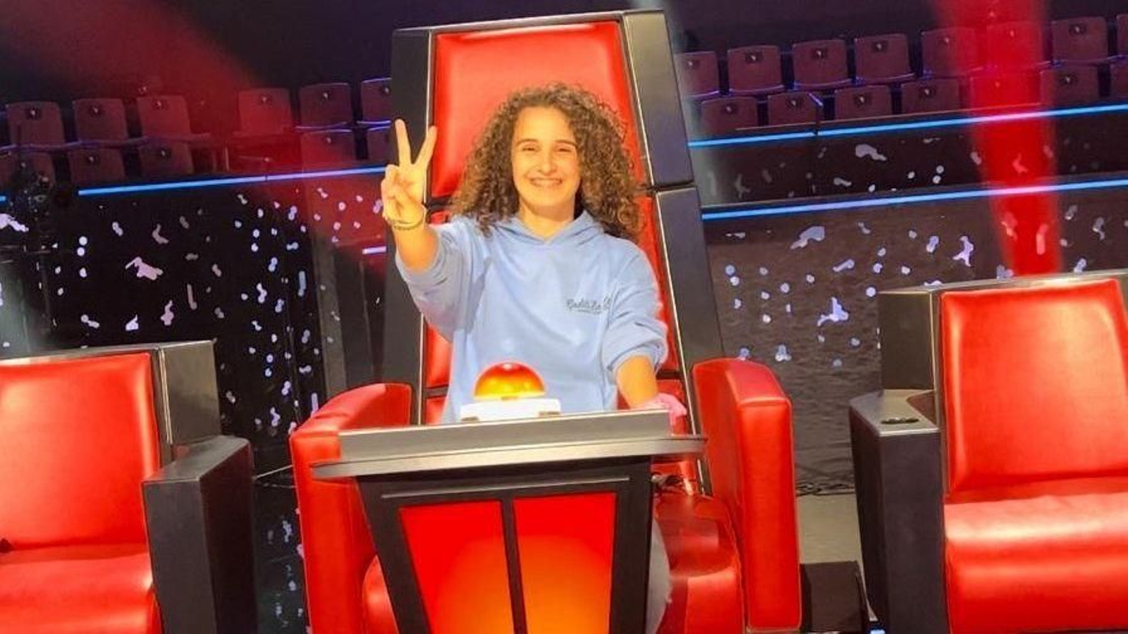 Daniela Niebla en uno de los asientos de los coaches de La Voz Kids