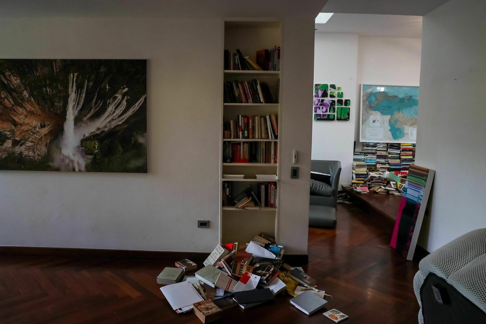 Interior de la casa del opositor Leopoldo López tras ser allanada y robada