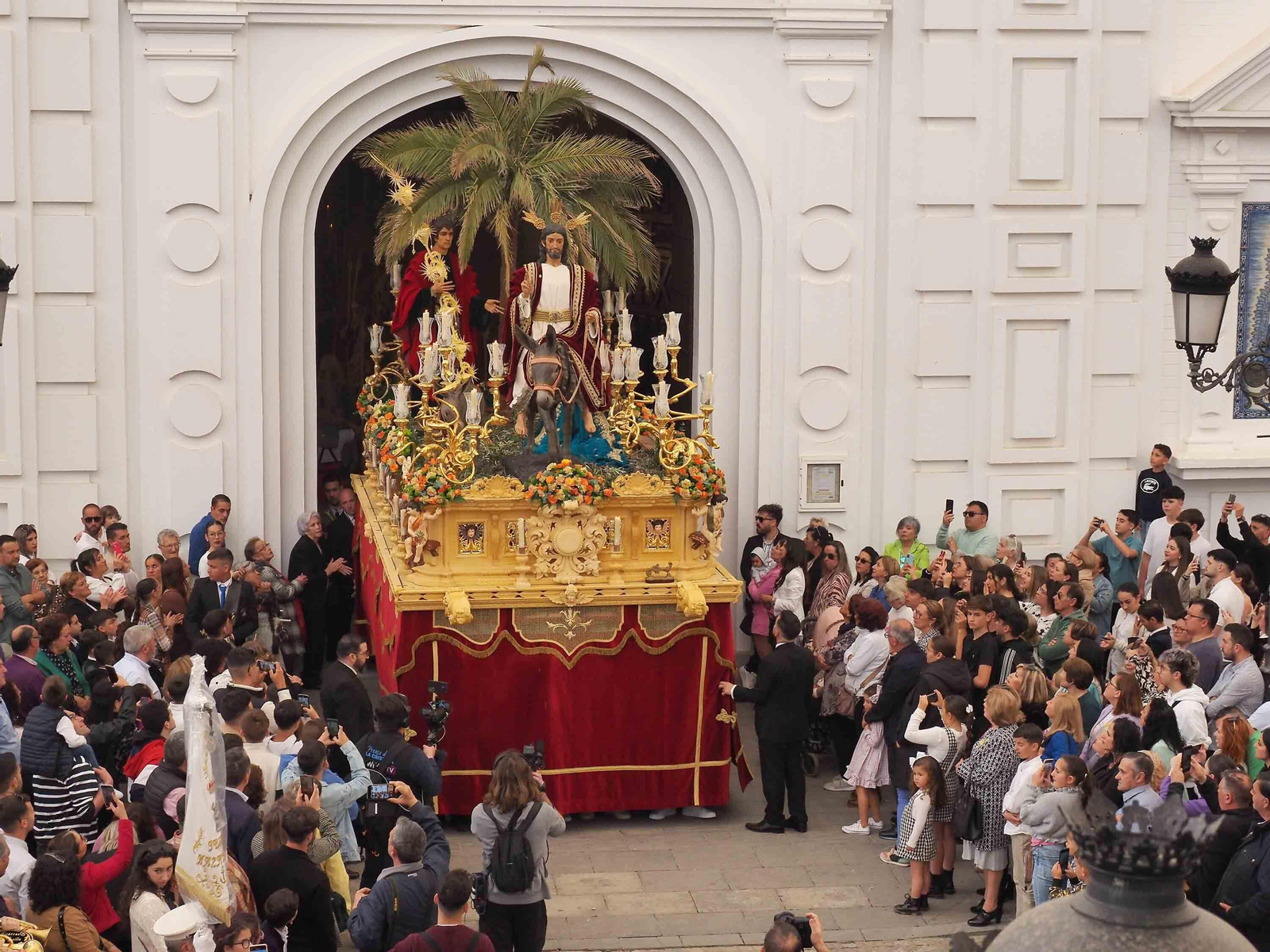 Las mejores imágenes de 'La Mulita' en Isla Cristina, única procesión en la tarde del Domingo de Ramos en la costa onubense