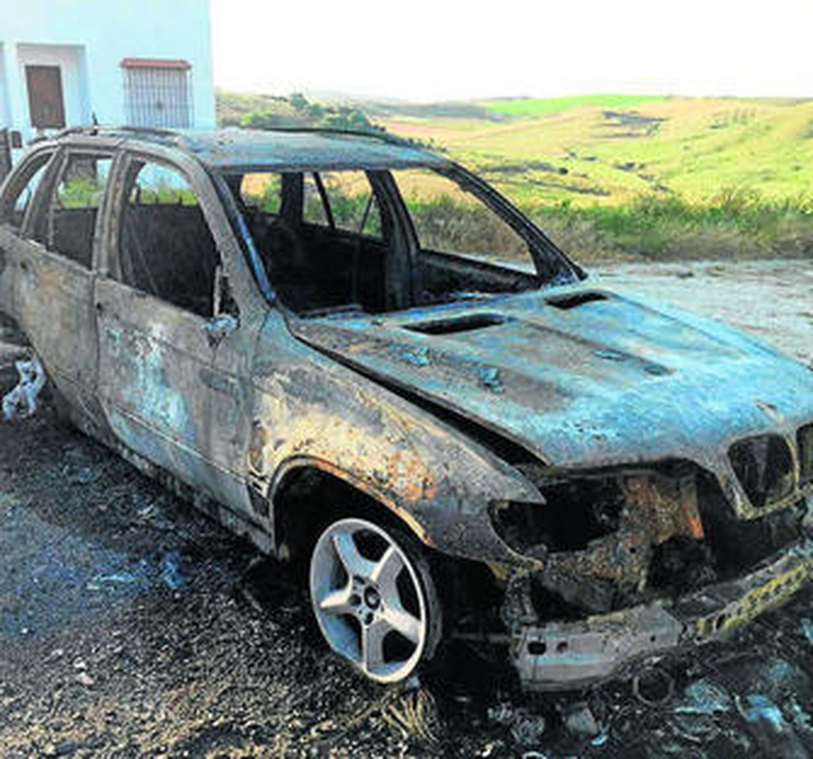 Estado en el que quedó el automóvil del candidato del PP en Paterna.
