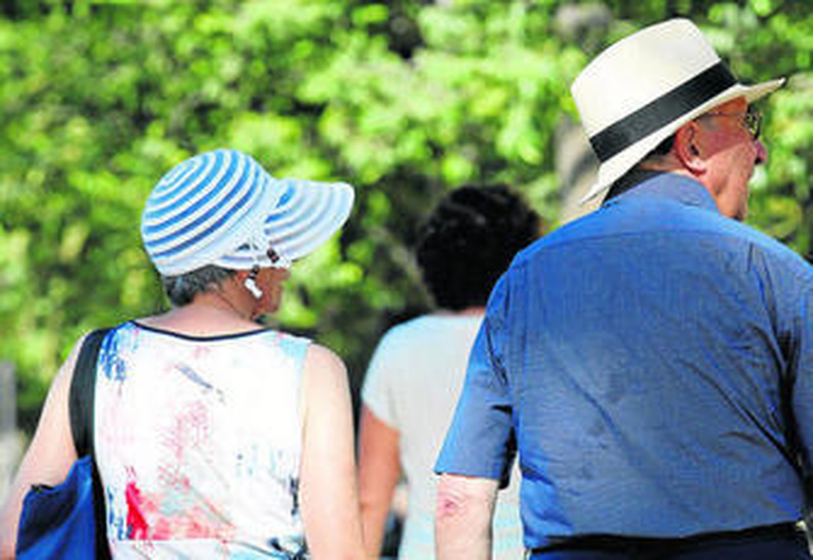 Dos turistas paseaban ayer por el centro de Málaga pese al calor.