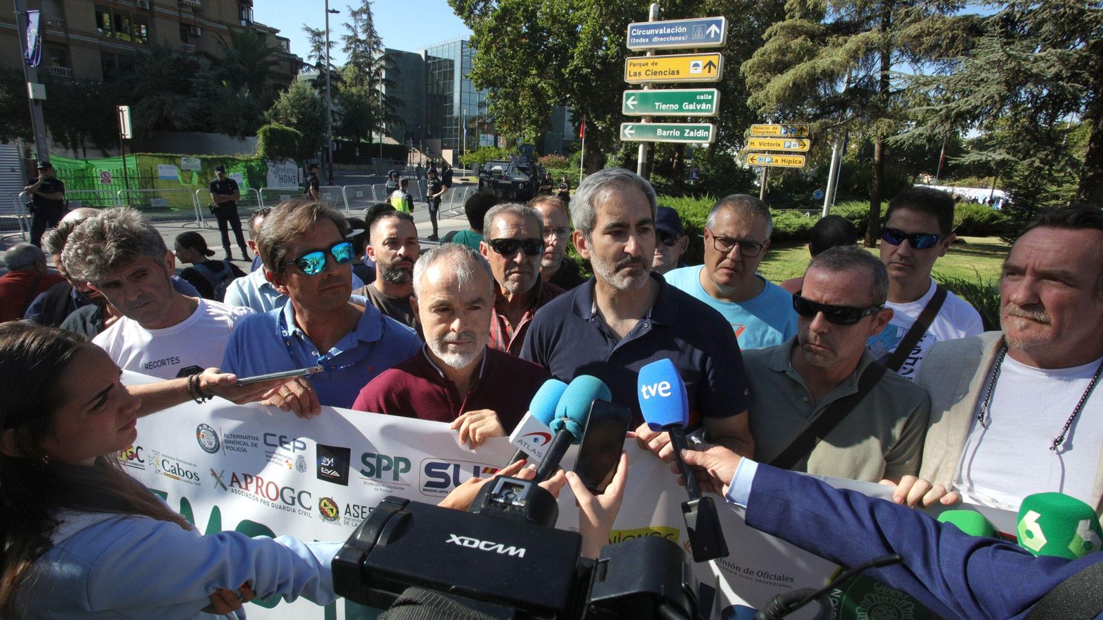 Protesta por la equiparación salarial junto al Palacio de Congresos. Protesta por la equiparación salarial junto al Palacio de Congresos.