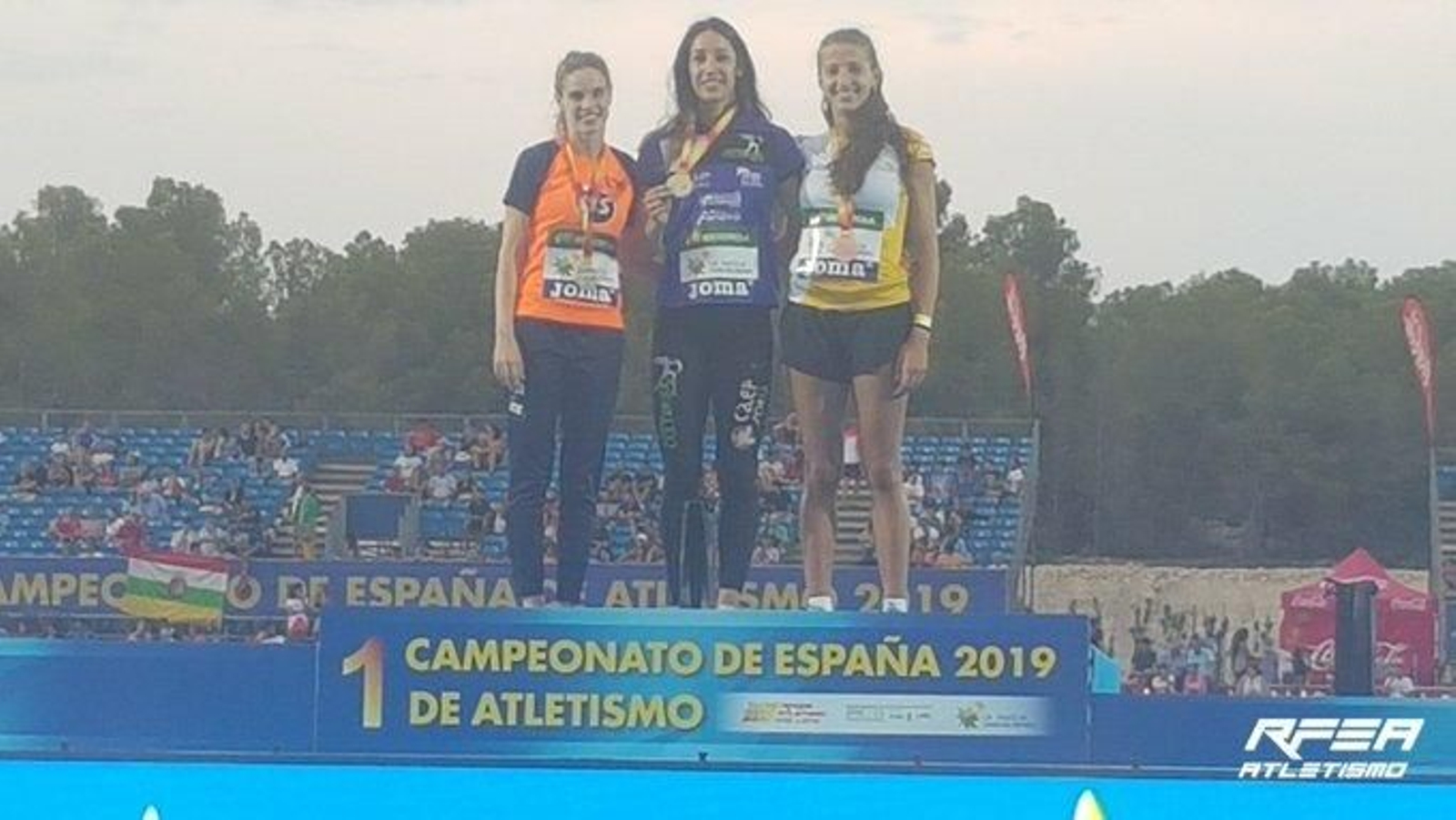 Carmen Romero, en el podio, escoltada por Sonia Nasarre y Nerea Bermejo.
