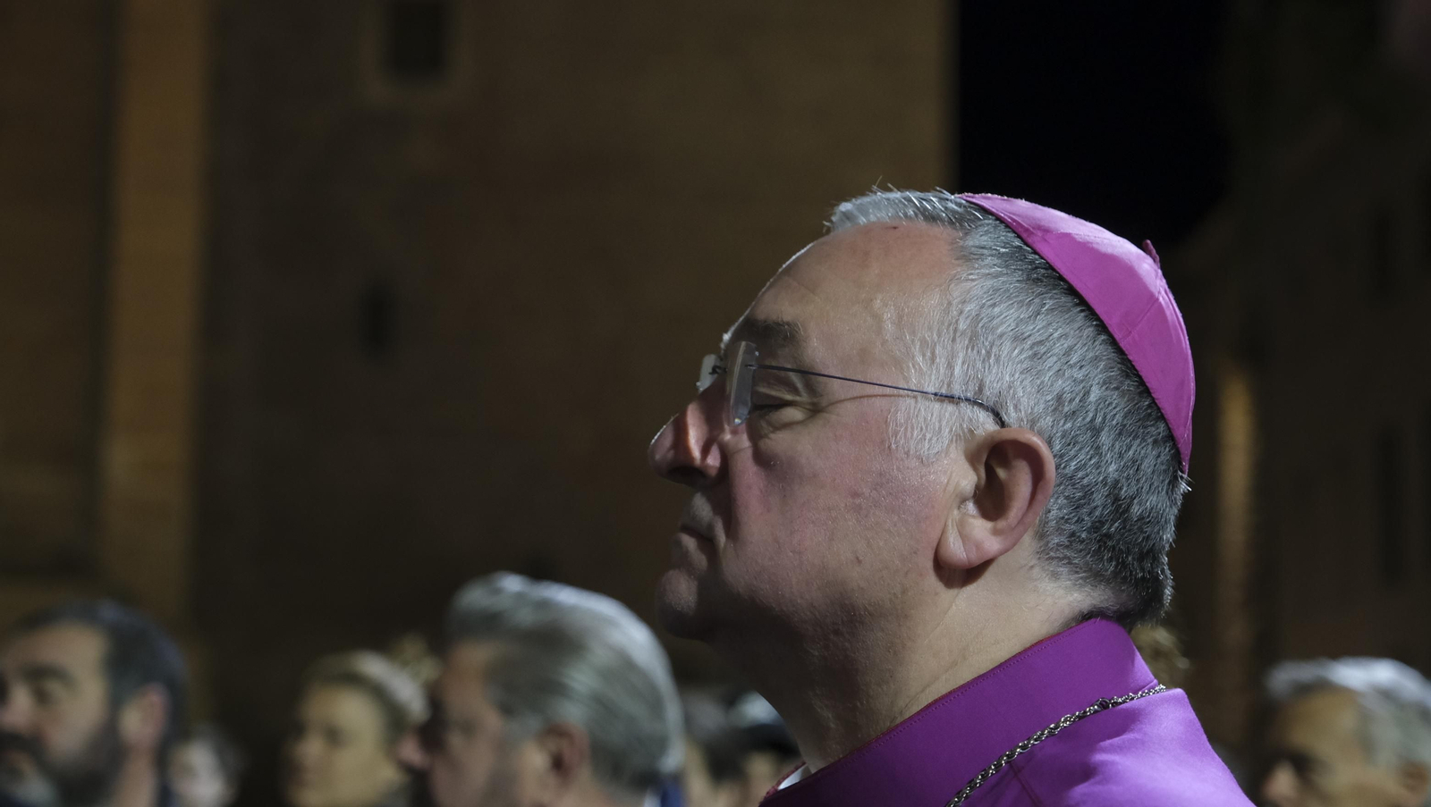 Procesión del Vía Crucis-Cristo de la Escucha en Almería, en imágenes