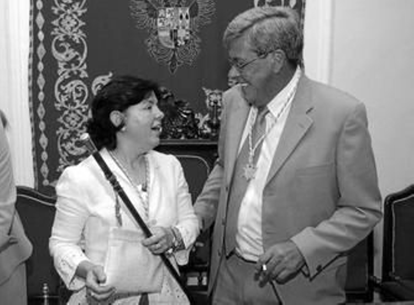 La alcaldesa, Dolores Sánchez, recibe el bastón de mando de manos de Antonio Muñoz Pozo.