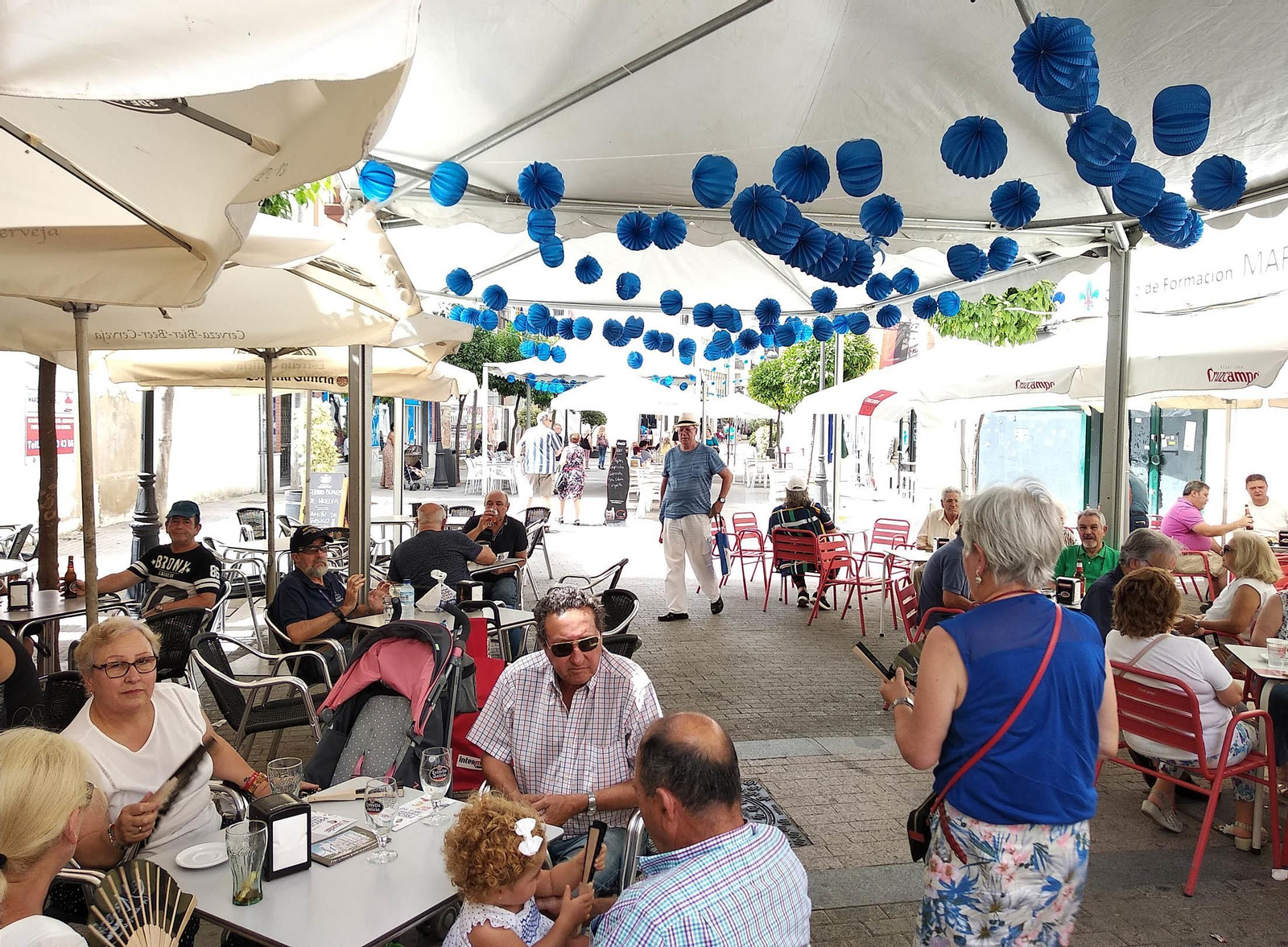 Imágenes de las Colombinas de día de la calle Marina