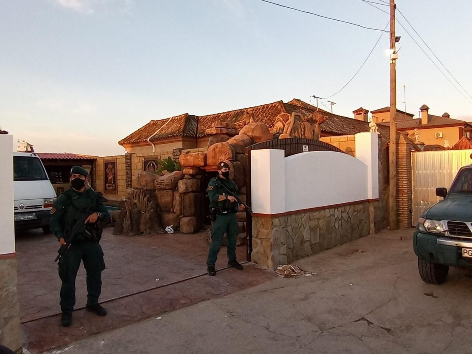 Dos agentes de la Guardia Civil en uno de los registros practicados en la operación