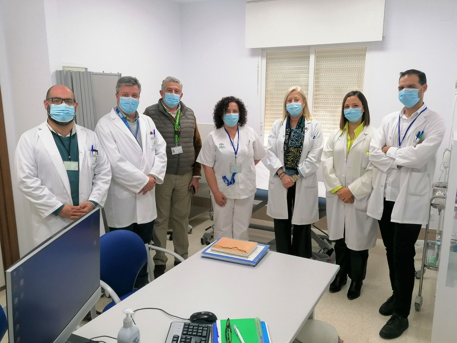 Parte del equipo de enfermería de práctica avanzada junto a responsables del área sanitaria.