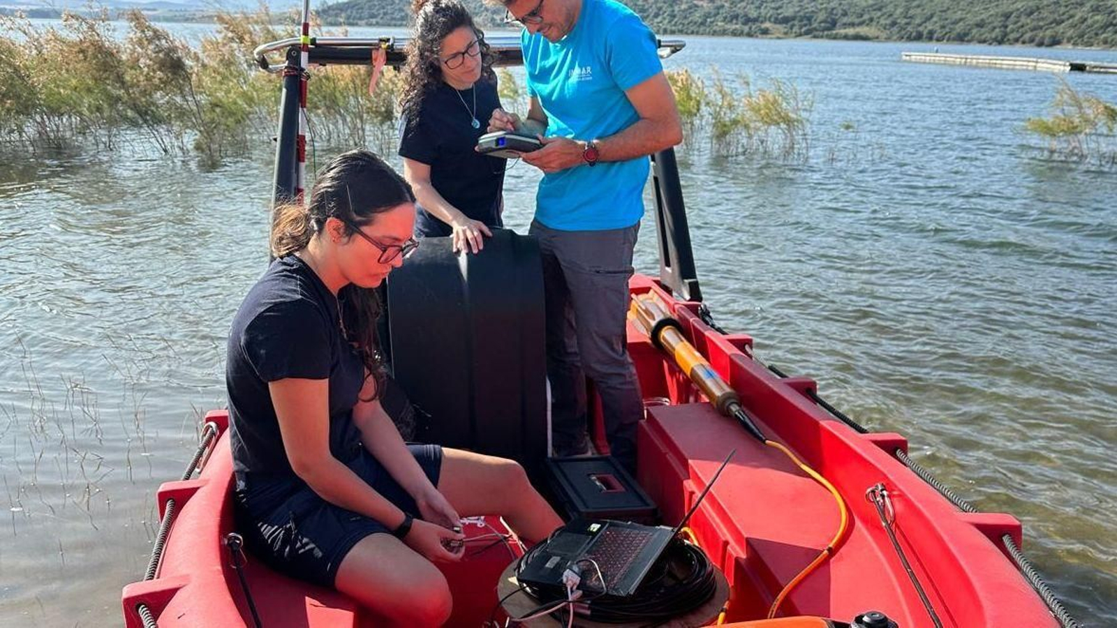 Varios investigadores en el pantano de Bornos.
