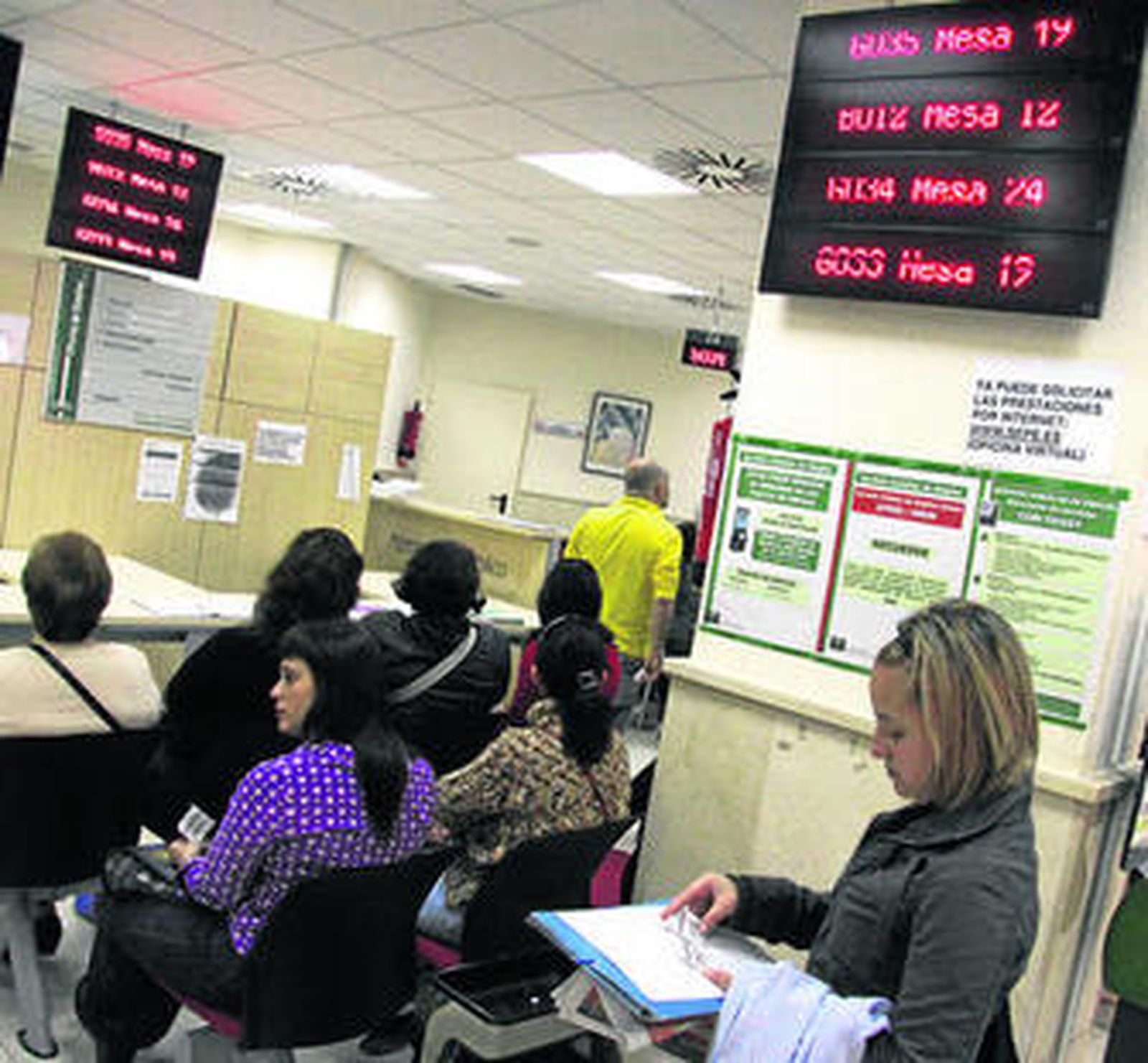 Desempleados realizando trámites el pasado jueves en la oficina del SAE de La Paz.