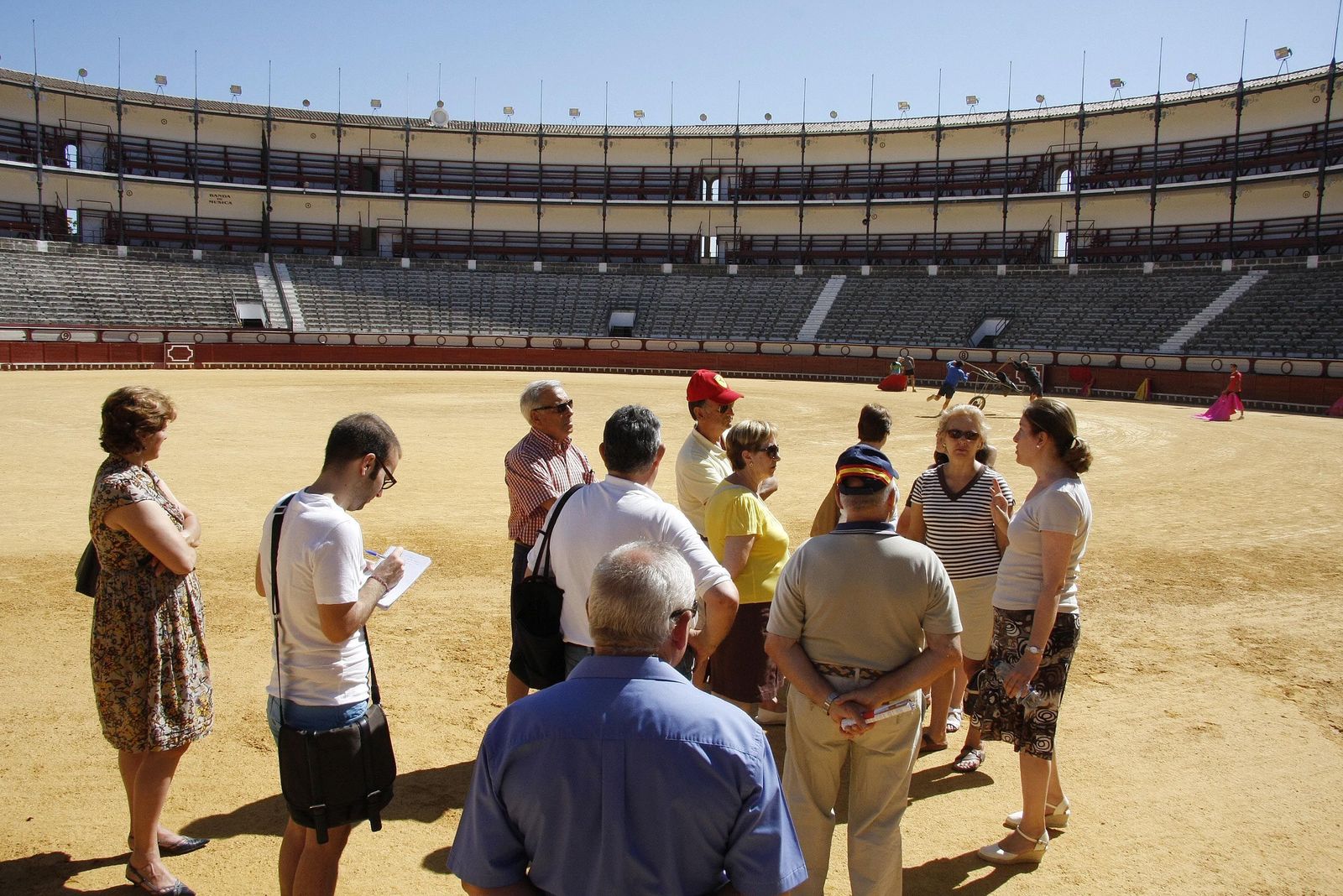 Una imagen de archivo de turistas visitando la Plaza de Toros.