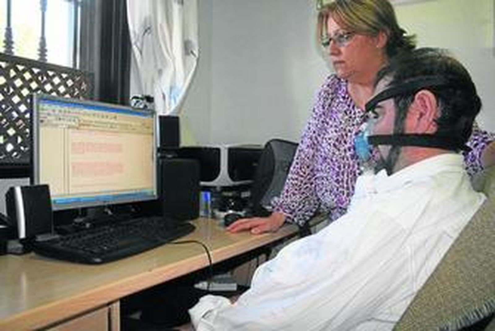 Salvador utiliza el ratón facial para acceder a internet, ver la televisión o escuchar música .