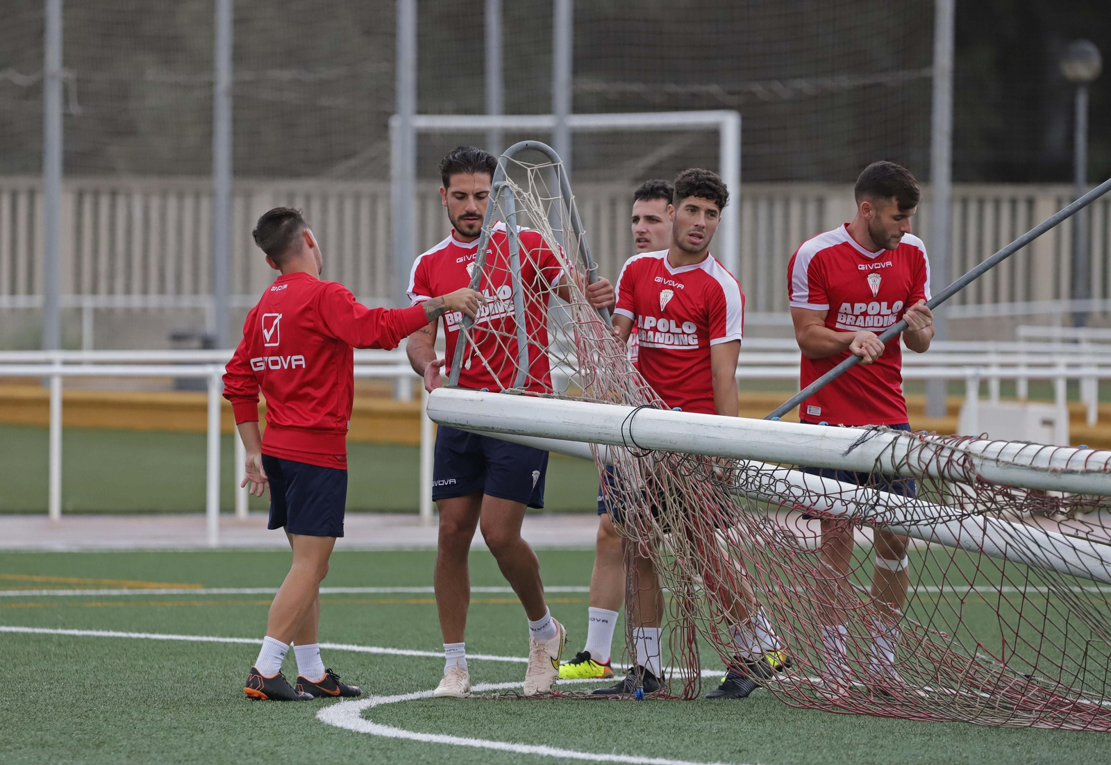 Borja, que apunta al once, ayuda a Mena e Iván con una portería.