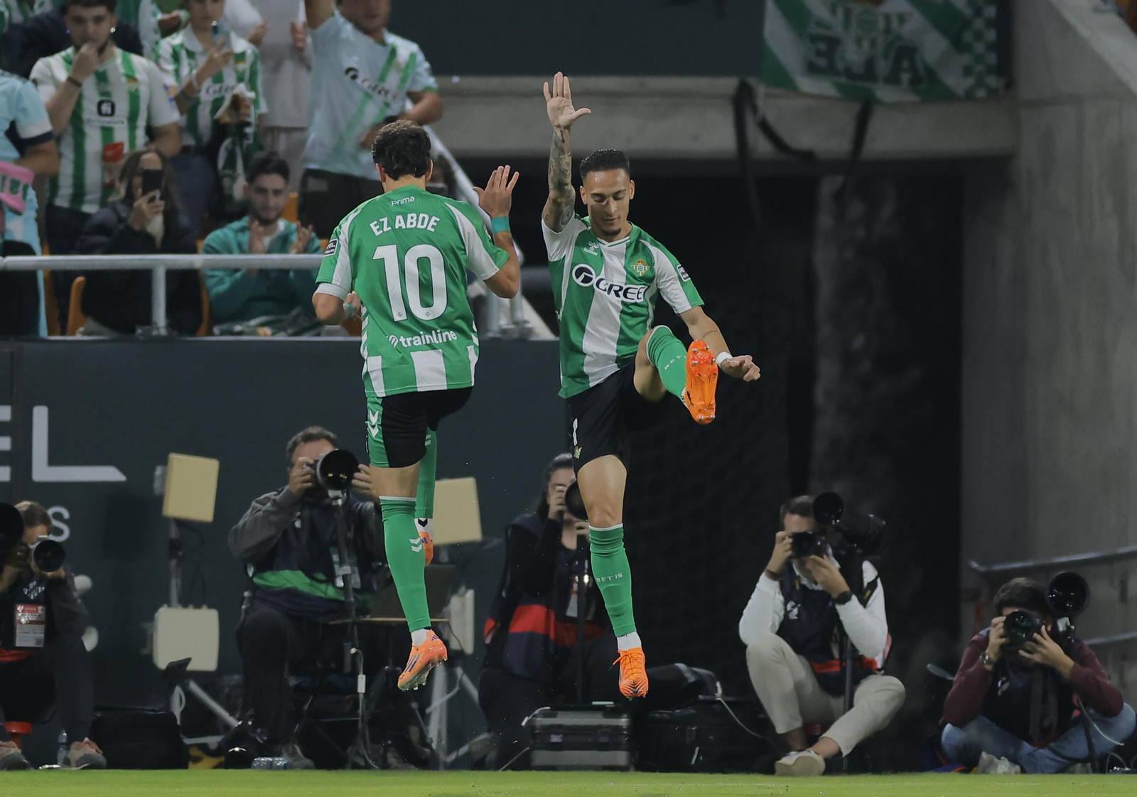 Antony festeja su gol con Abde.