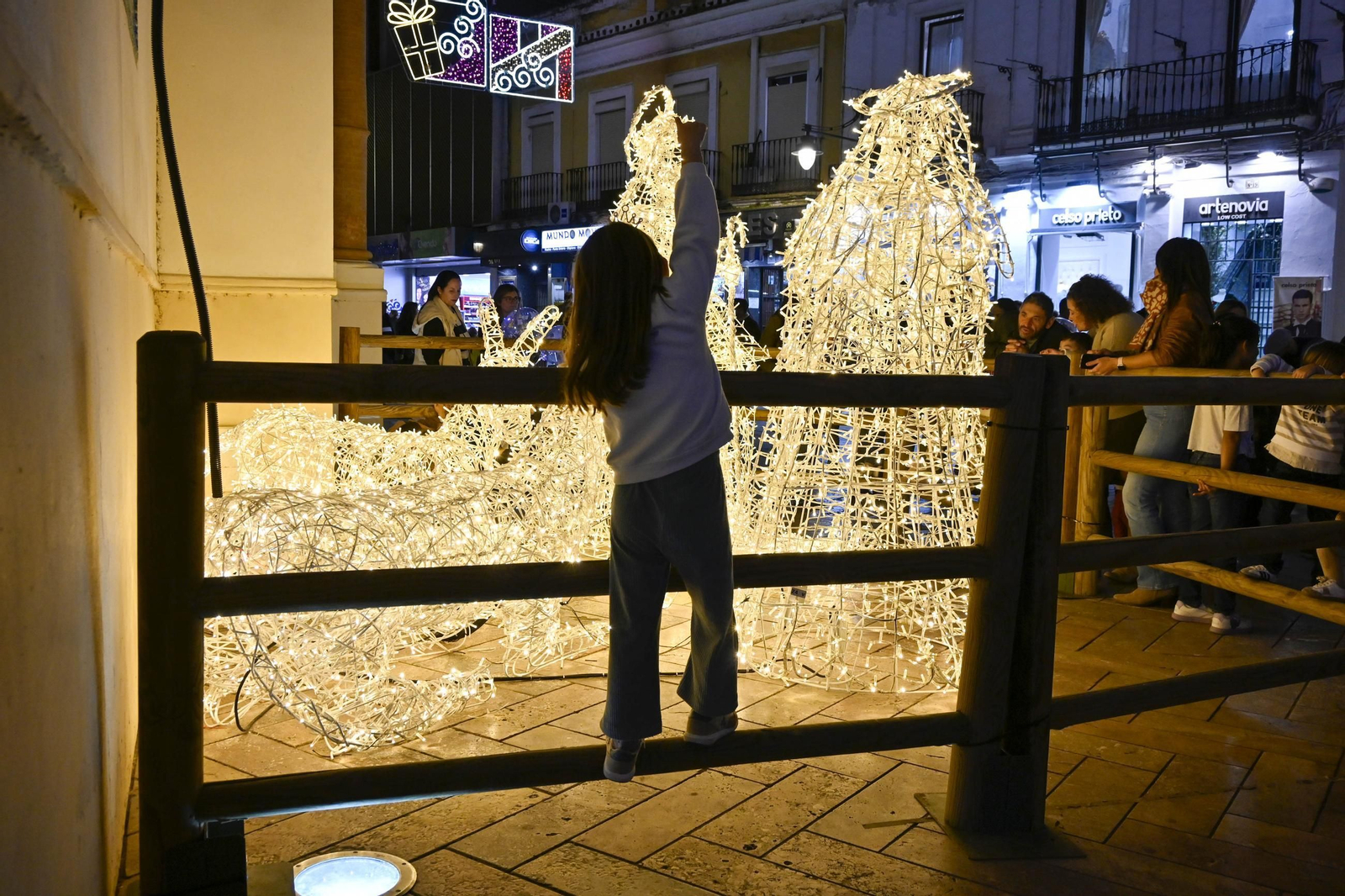 Imágenes de la nevada y alumbrado navideño en Huelva