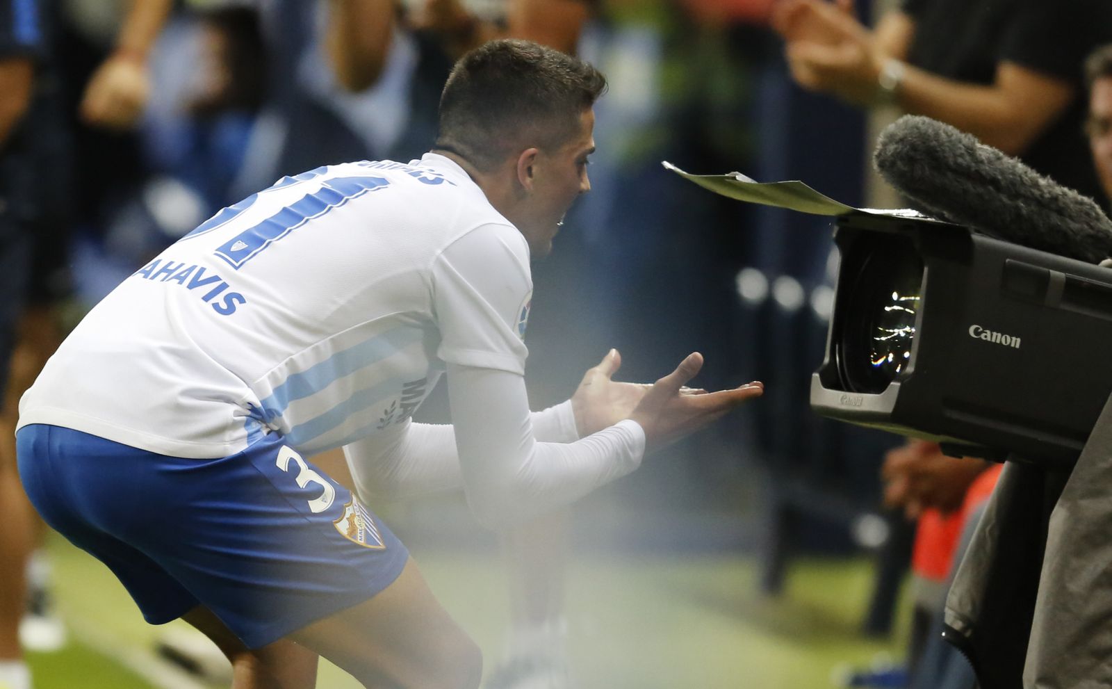 Pablo Fornals manda un beso a la cámara después de hacerle un gol al Sporting de Gijón.