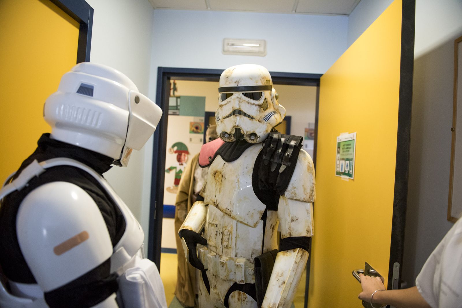 La visita de la Legión 501 de 'Star Wars' al Hospital Materno Infantil de Granada, en imágenes
