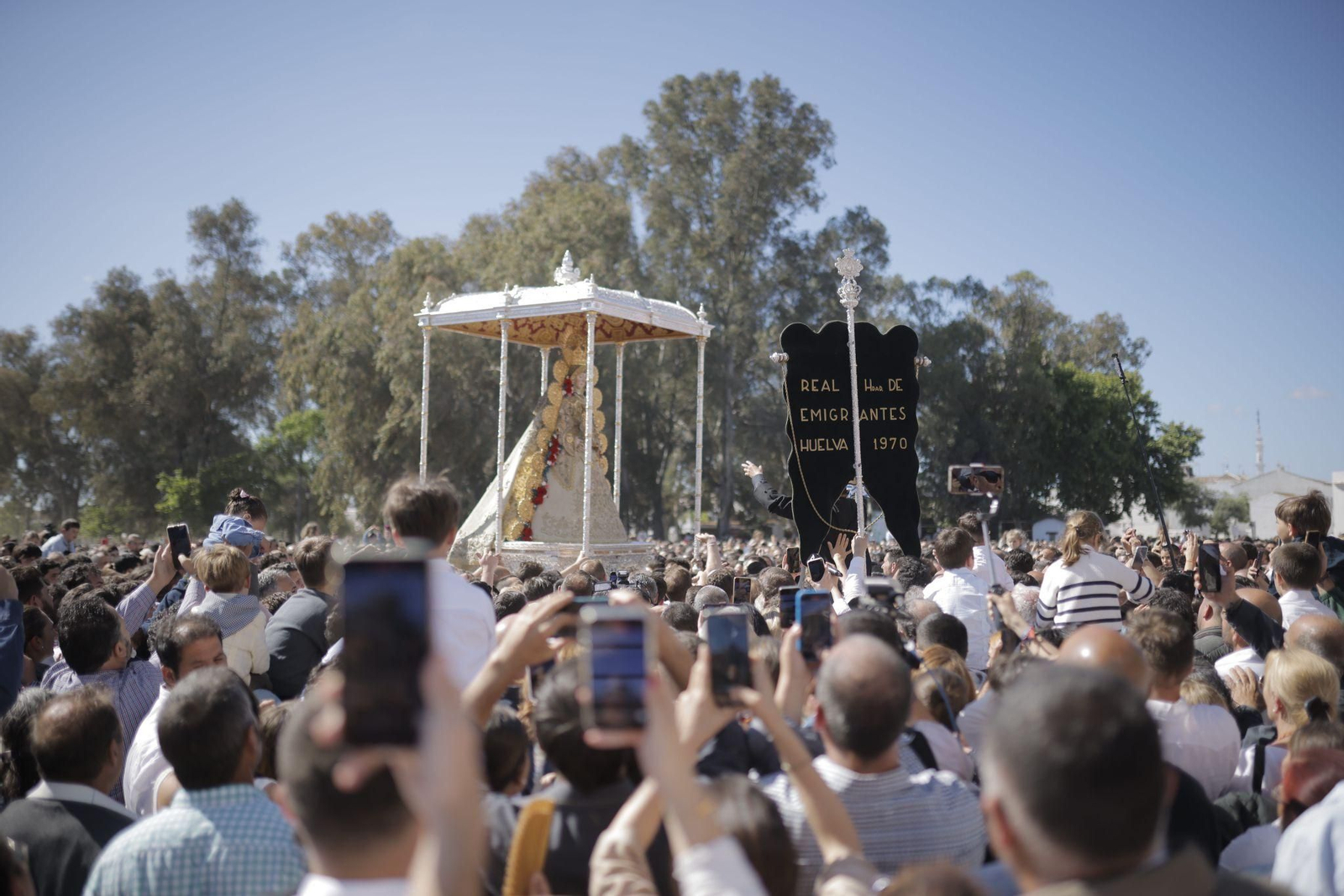 El Rocío 2024: La Hermandad de Emigrantes recibe a la Virgen este Lunes de Pentecostés